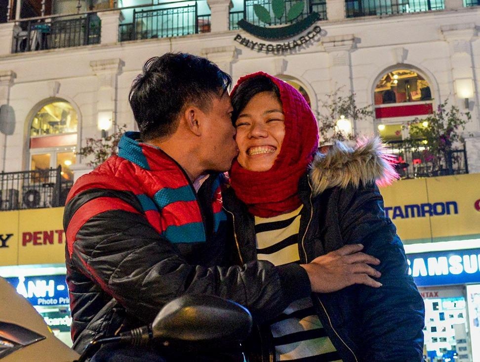 Dem Valentine ron ra o trung tam thanh pho hinh anh