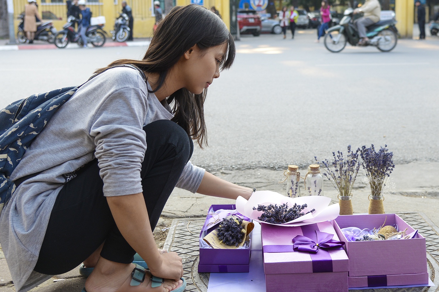 Qua Valentine bay day duong phuc vu gioi tre hinh anh