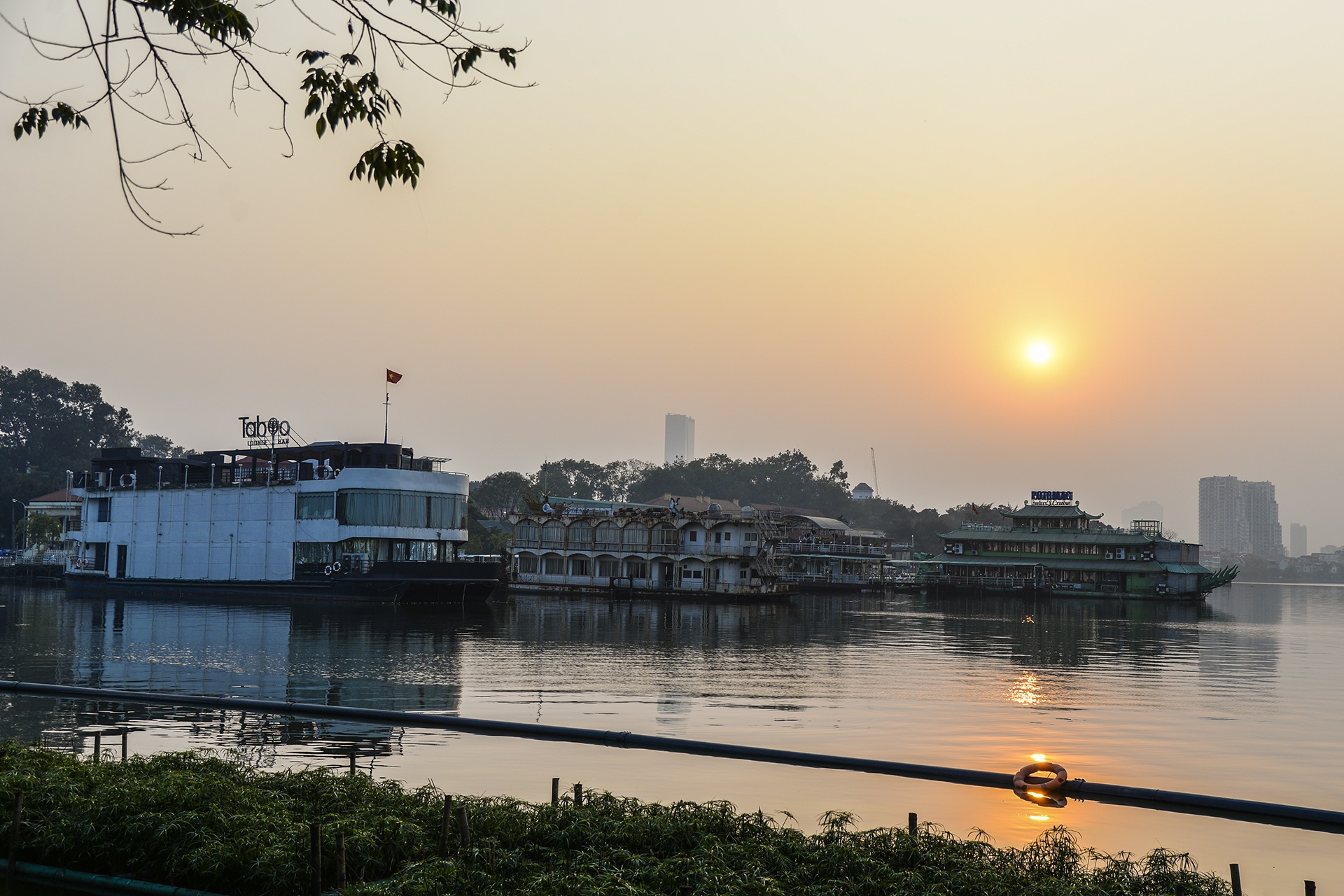 di doi nha hang ho Tay anh 1