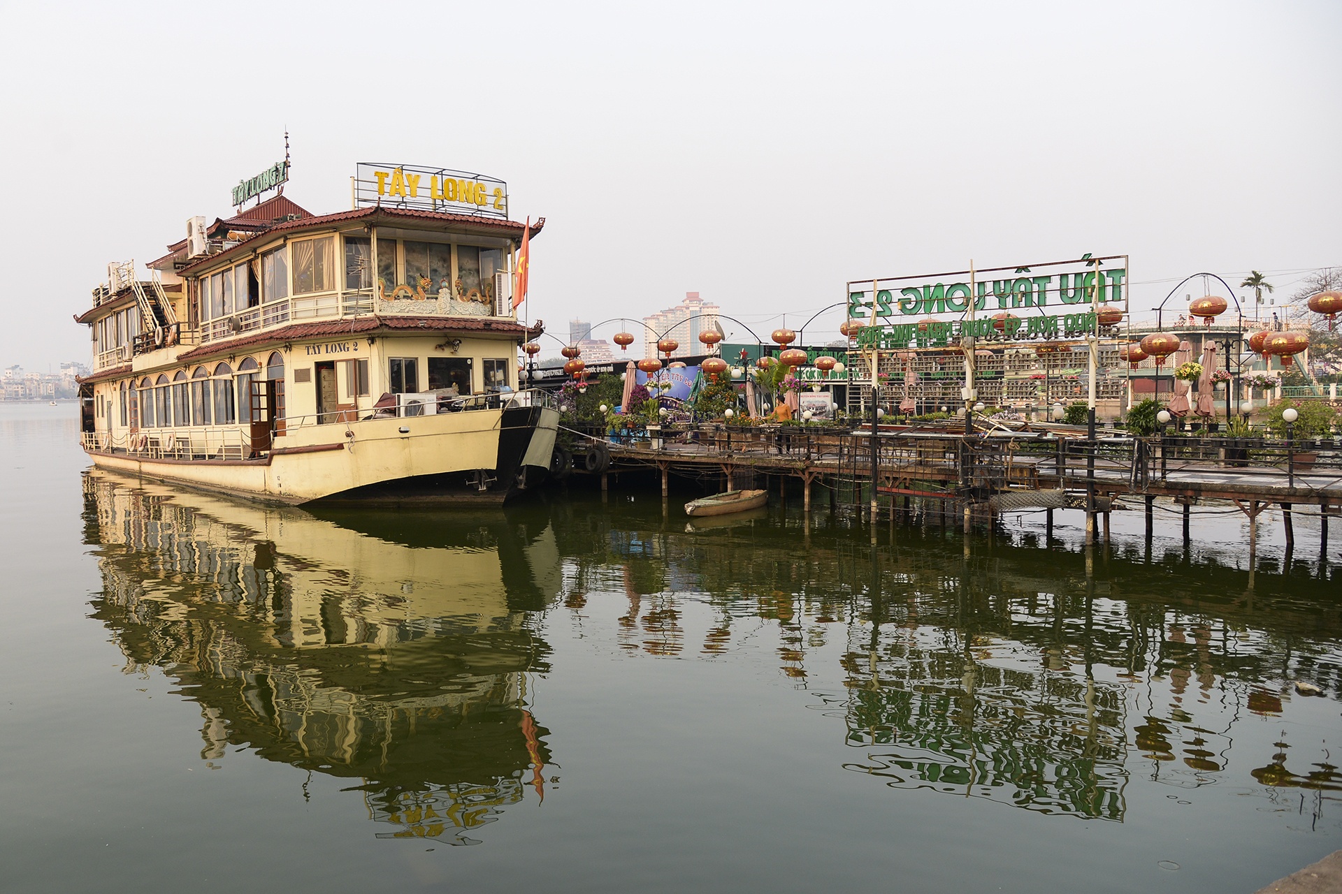 Du thuyen, nha hang chay i bat chap lenh di doi khoi ho Tay hinh anh