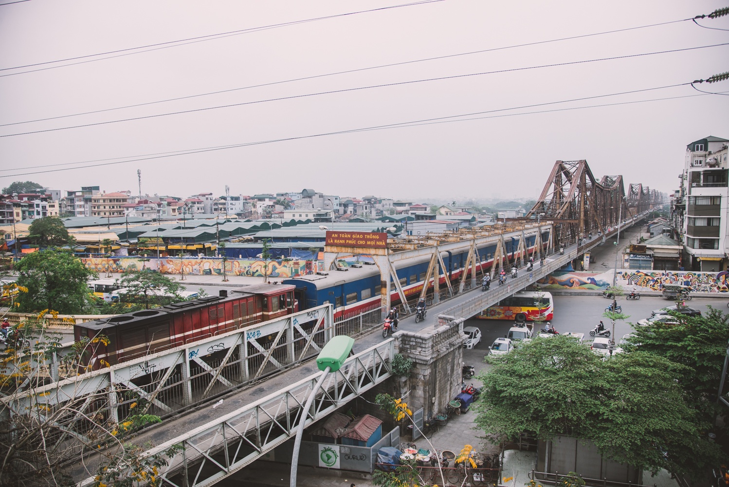 quan cafe chup anh cau Long Bien tu tren cao anh 1