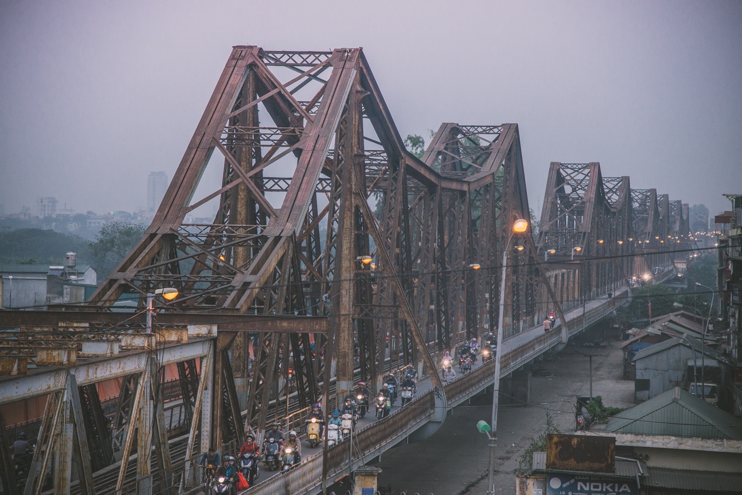 quan cafe chup anh cau Long Bien tu tren cao anh 2