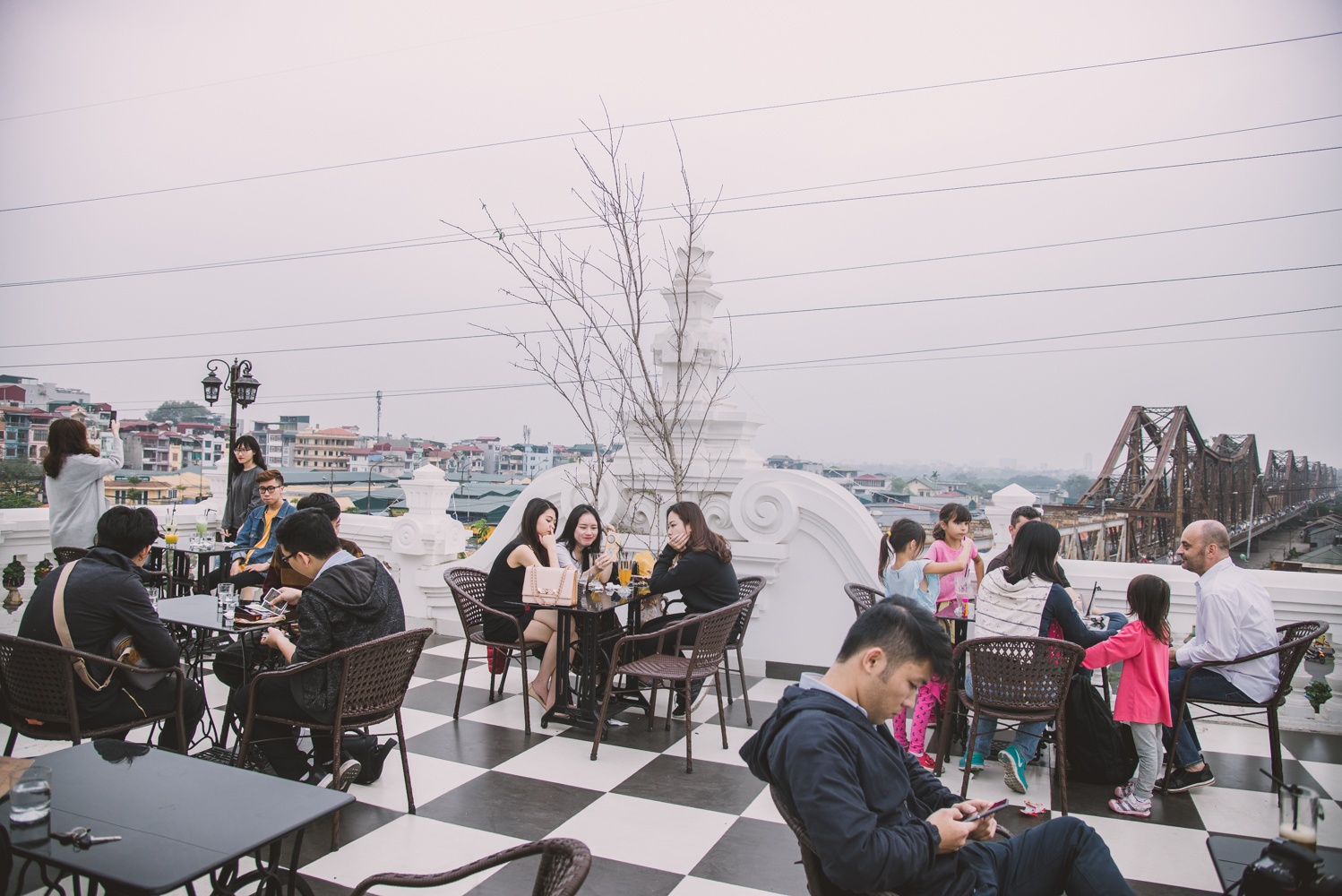 quan cafe chup anh cau Long Bien tu tren cao anh 4