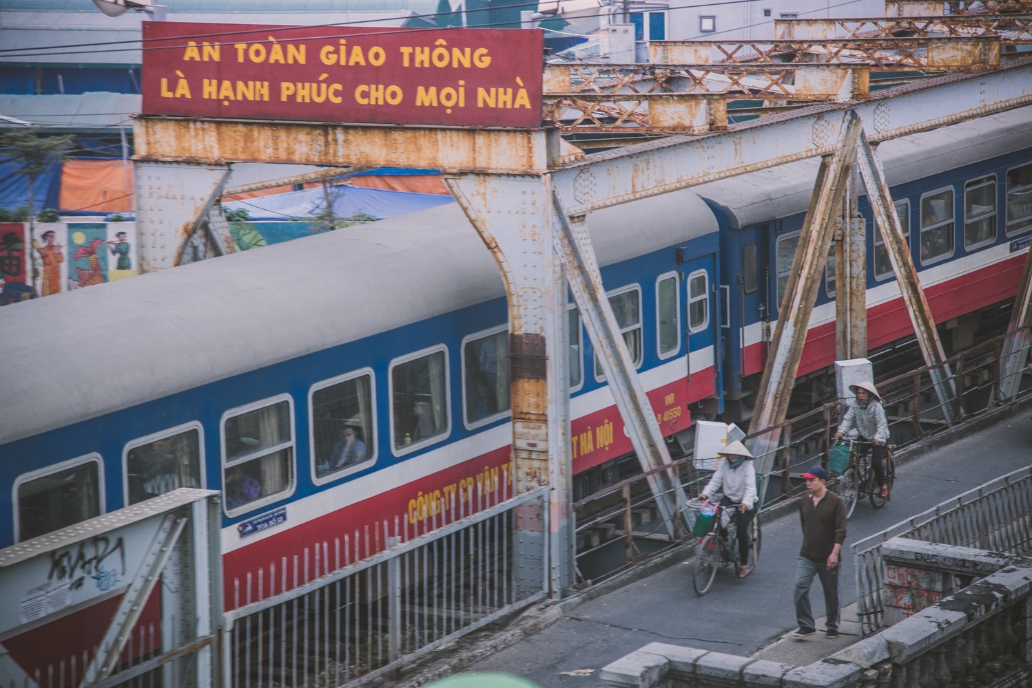 quan cafe chup anh cau Long Bien tu tren cao anh 8