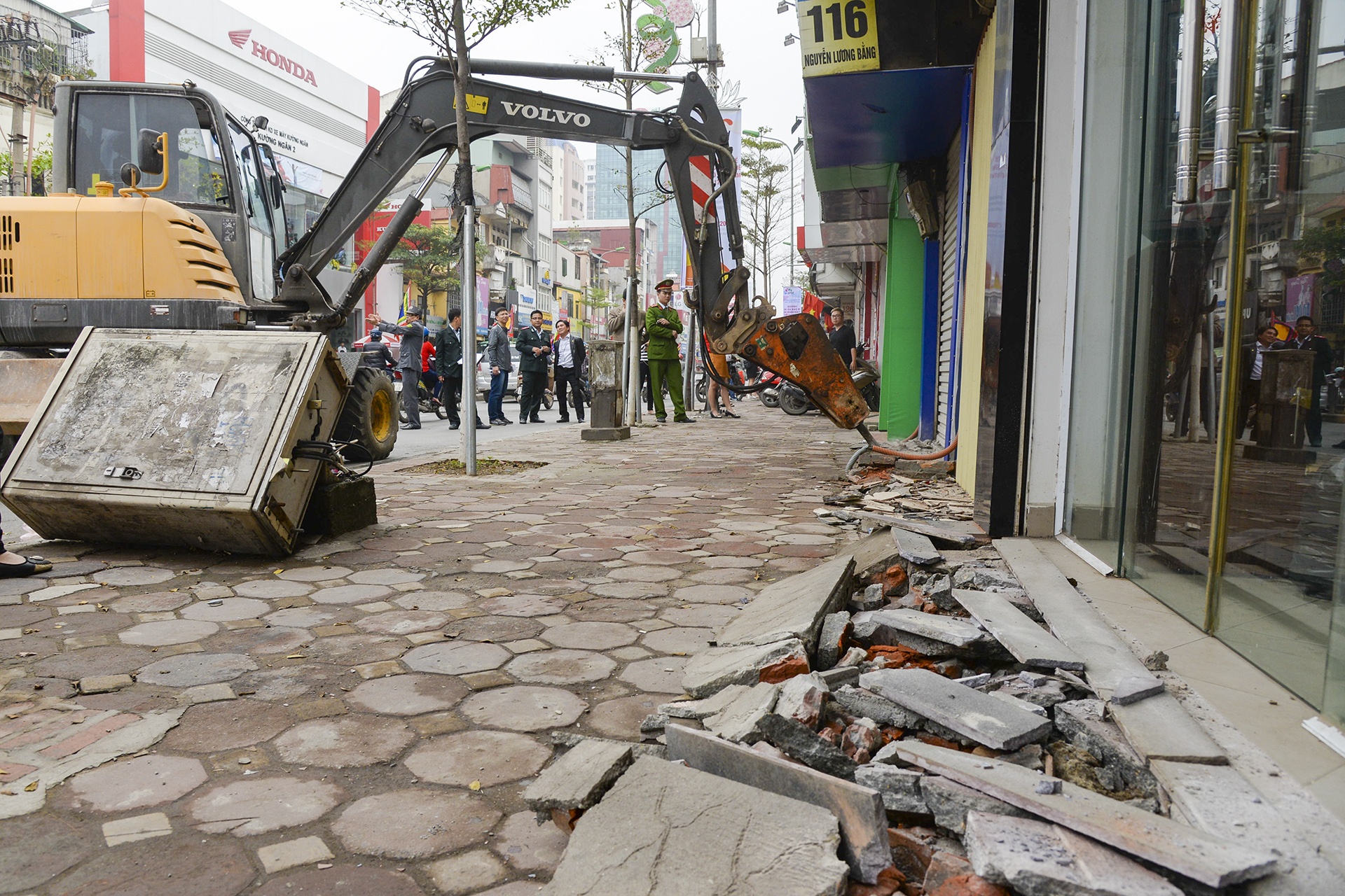 Xe pha be tong co lon pha bac tam cap lan via he hinh anh