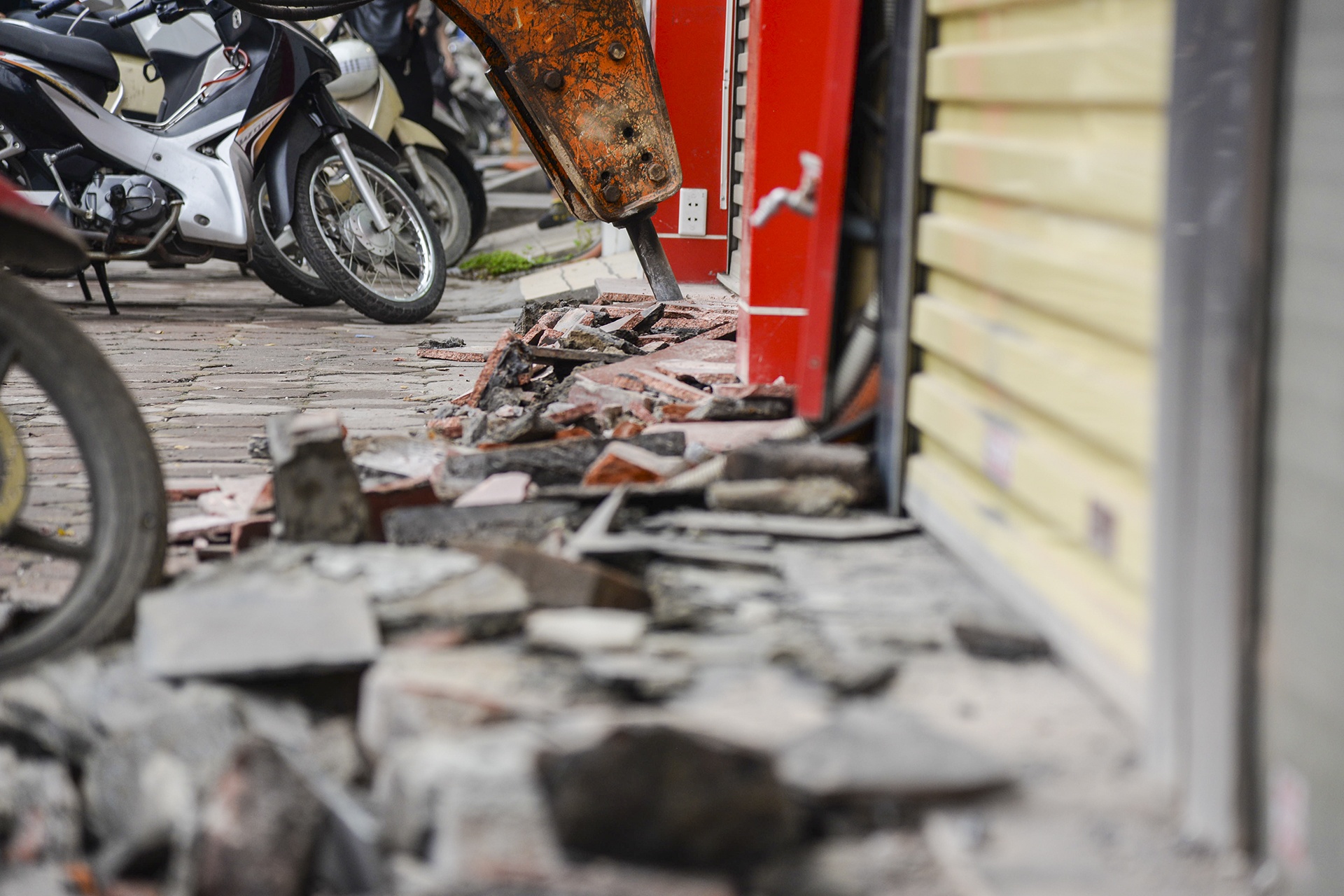 dung may khoan don dep via he anh 3