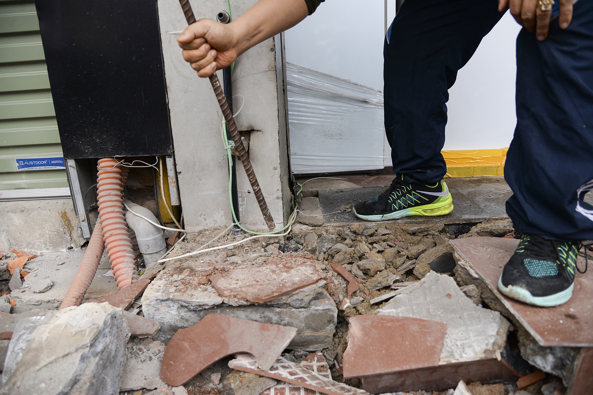 dung may khoan don dep via he anh 6