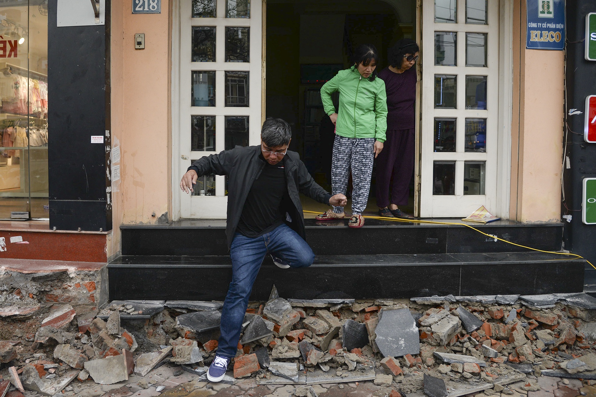 nguoi dan phan doi dap bo via he anh 9