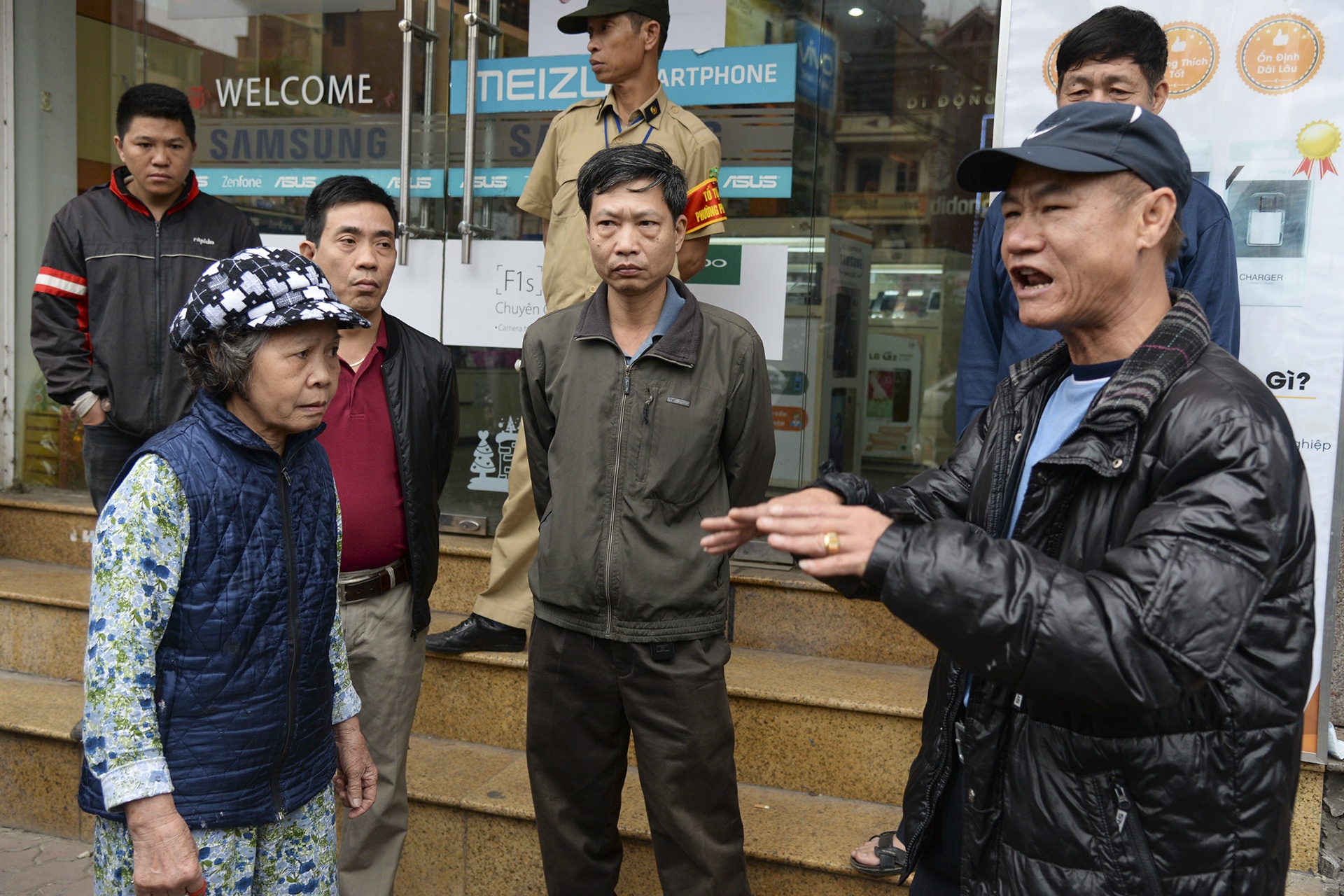 nguoi dan phan doi dap bo via he anh 1