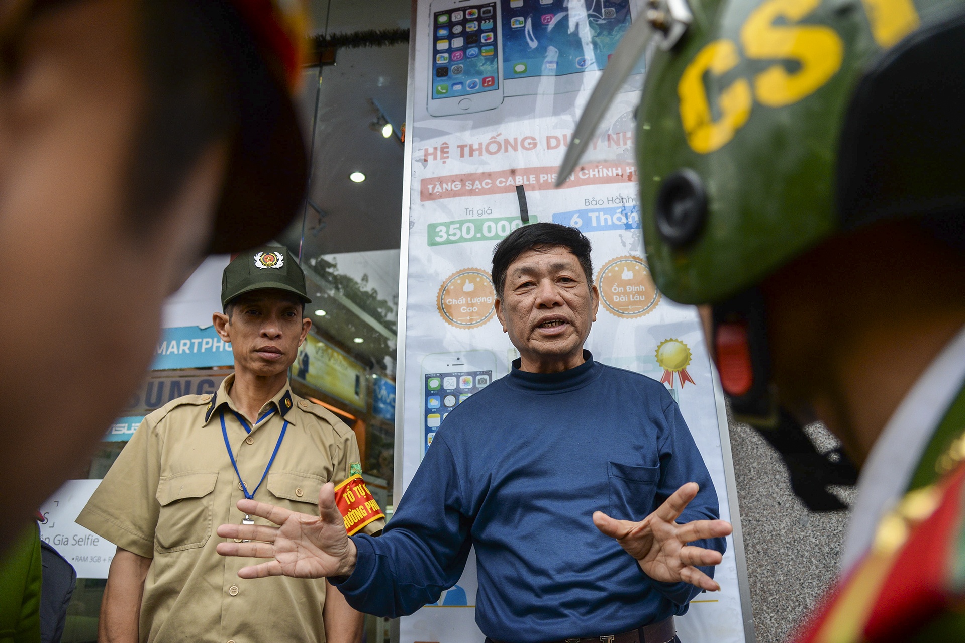 Nguoi dan chan truoc cua nha phan doi thao do bac tam cap hinh anh