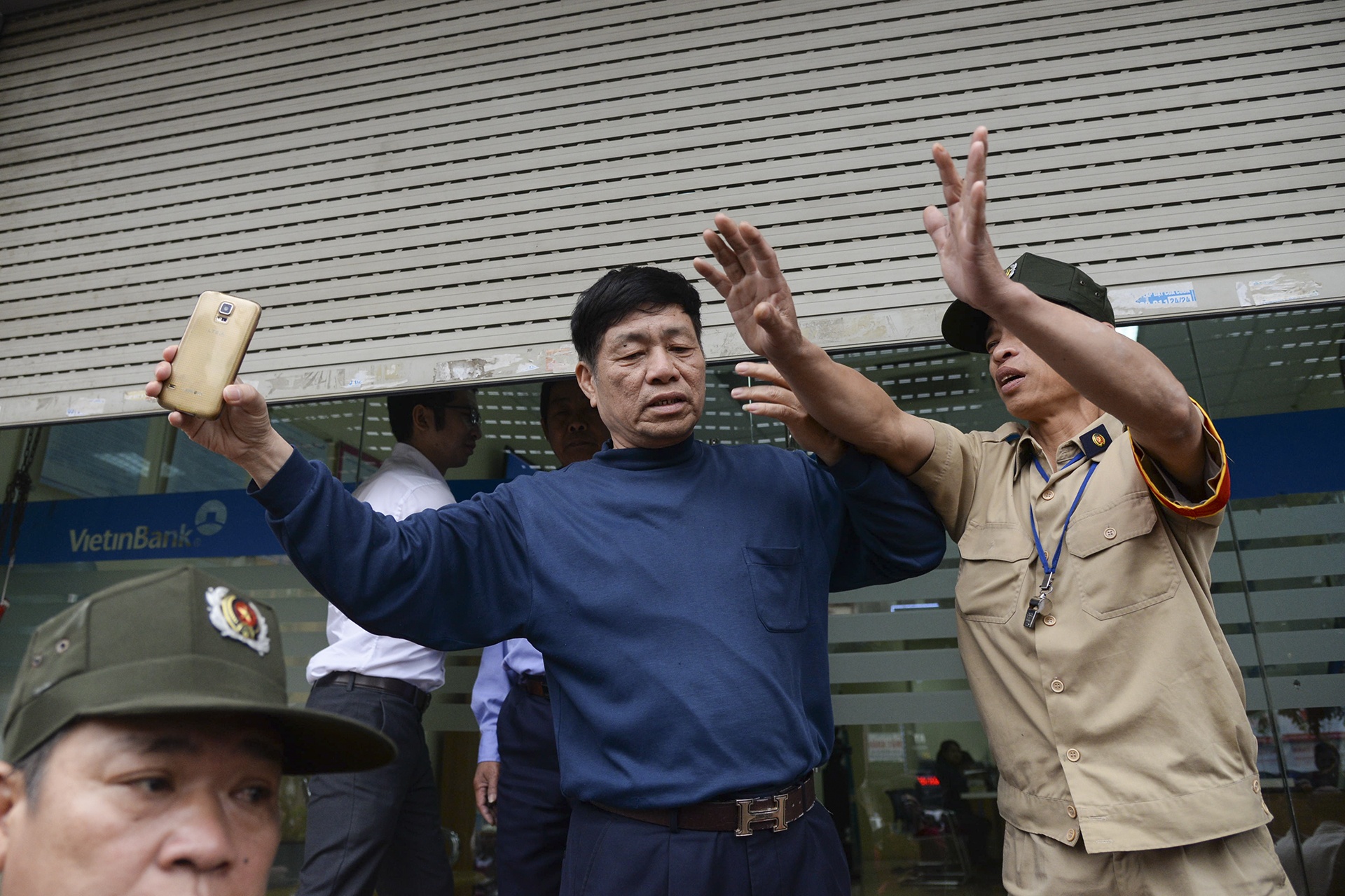 nguoi dan phan doi dap bo via he anh 6