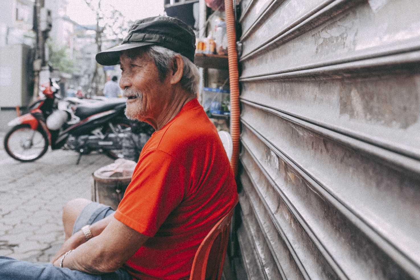 Cuoc song cua cap vo chong cam diec ban tra da tren he pho hinh anh