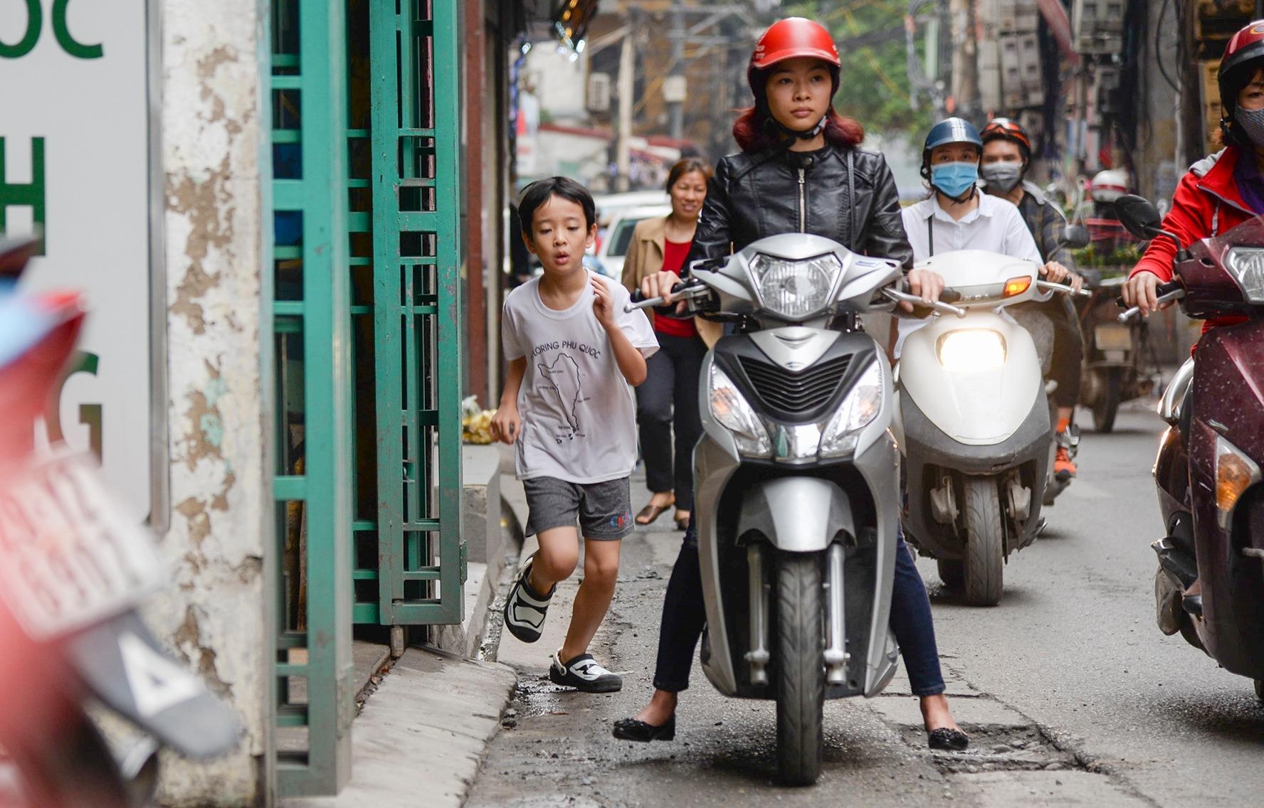 Via he 'co nhu khong' tren nhung tuyen pho Ha Noi hinh anh
