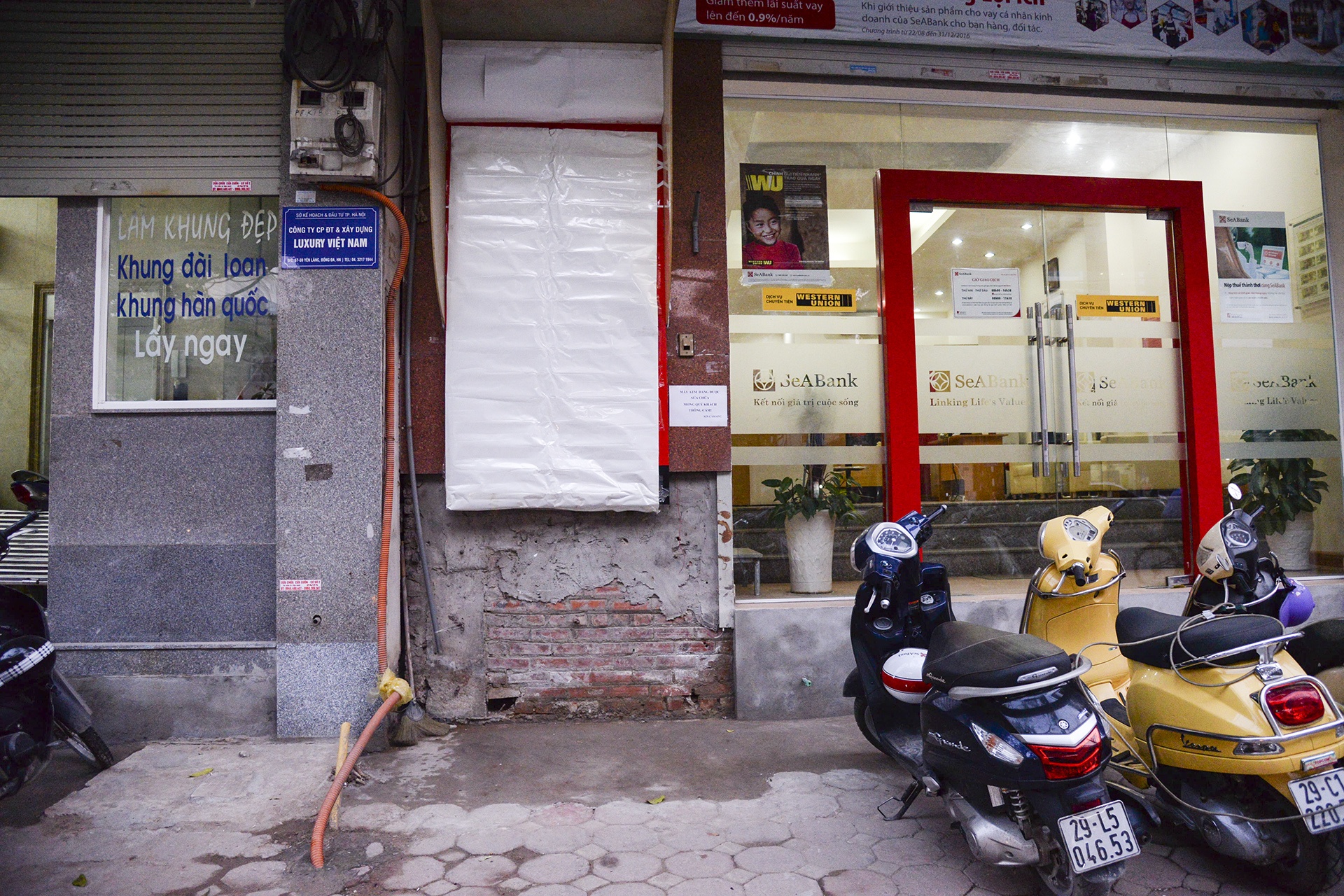 nguoi dan rut tien ATM anh 10