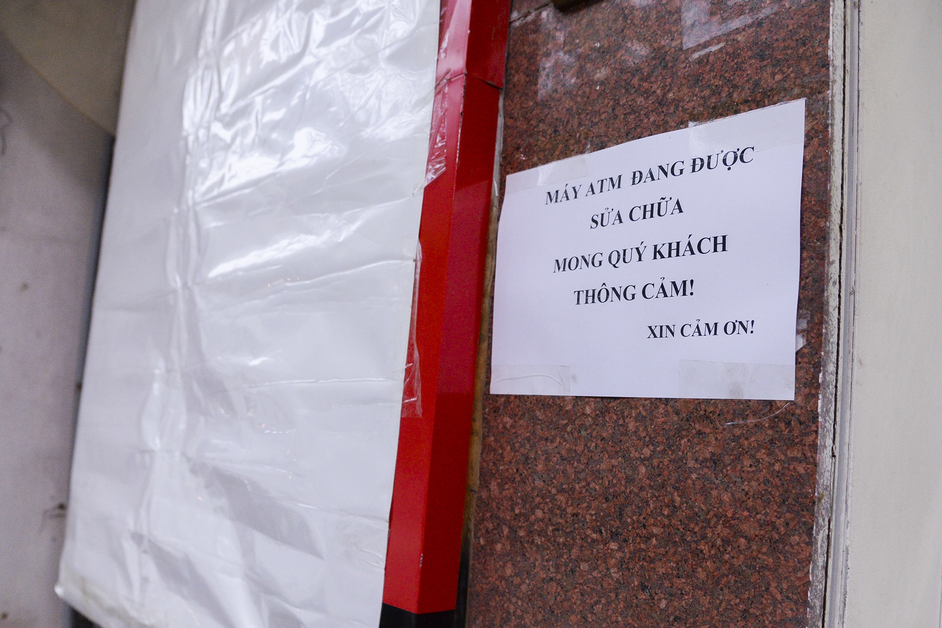 nguoi dan rut tien ATM anh 11
