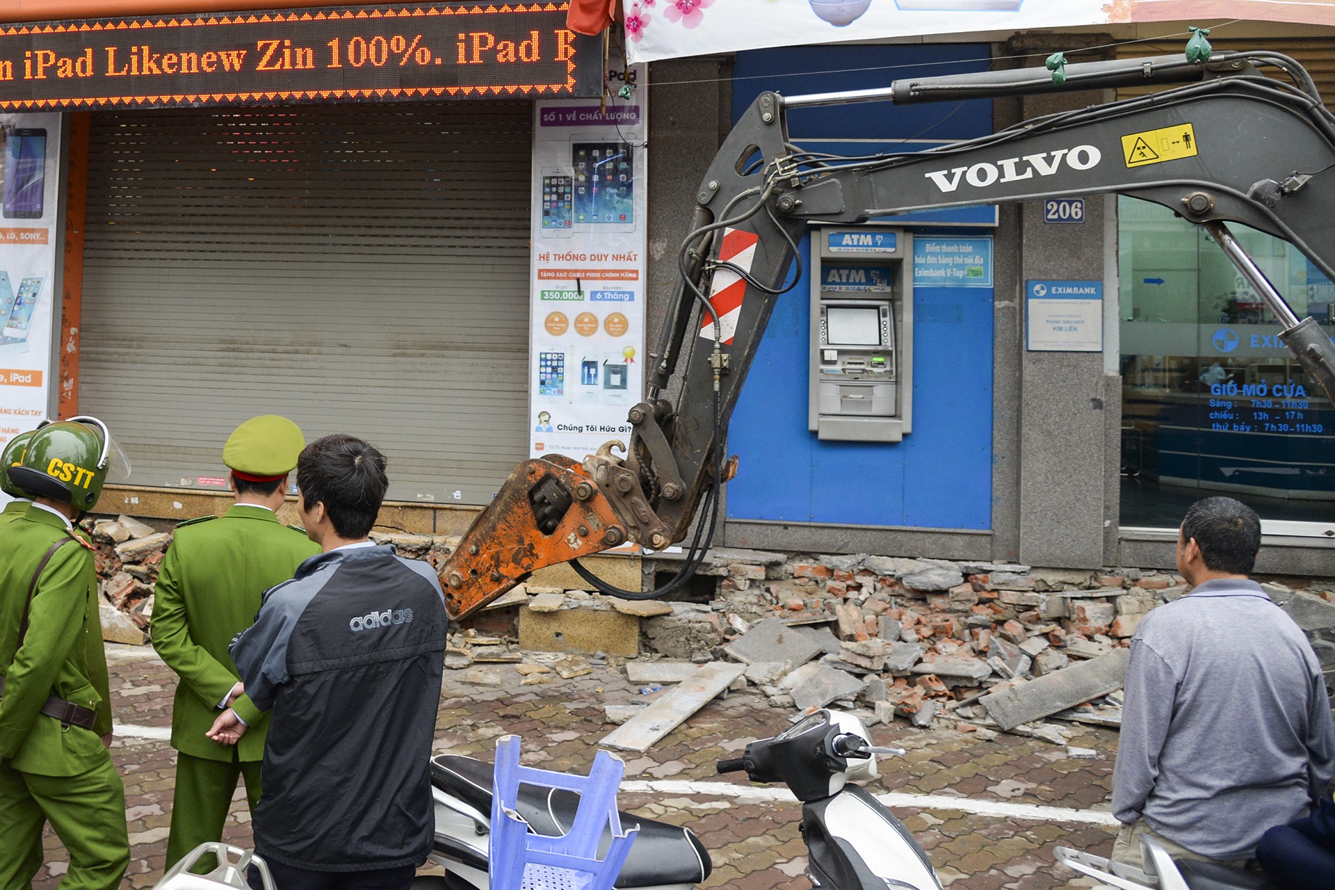 nguoi dan rut tien ATM anh 1