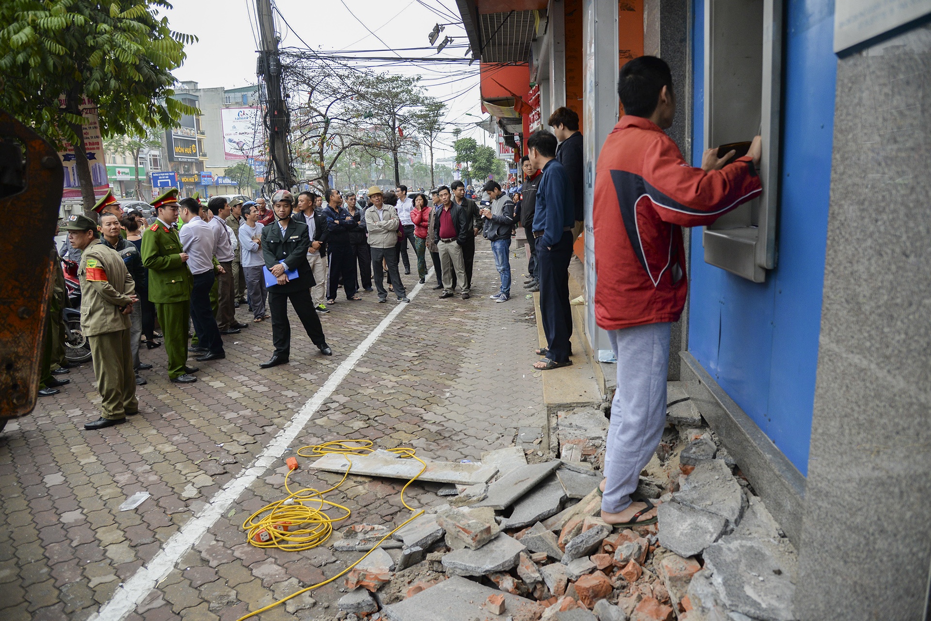 nguoi dan rut tien ATM anh 2