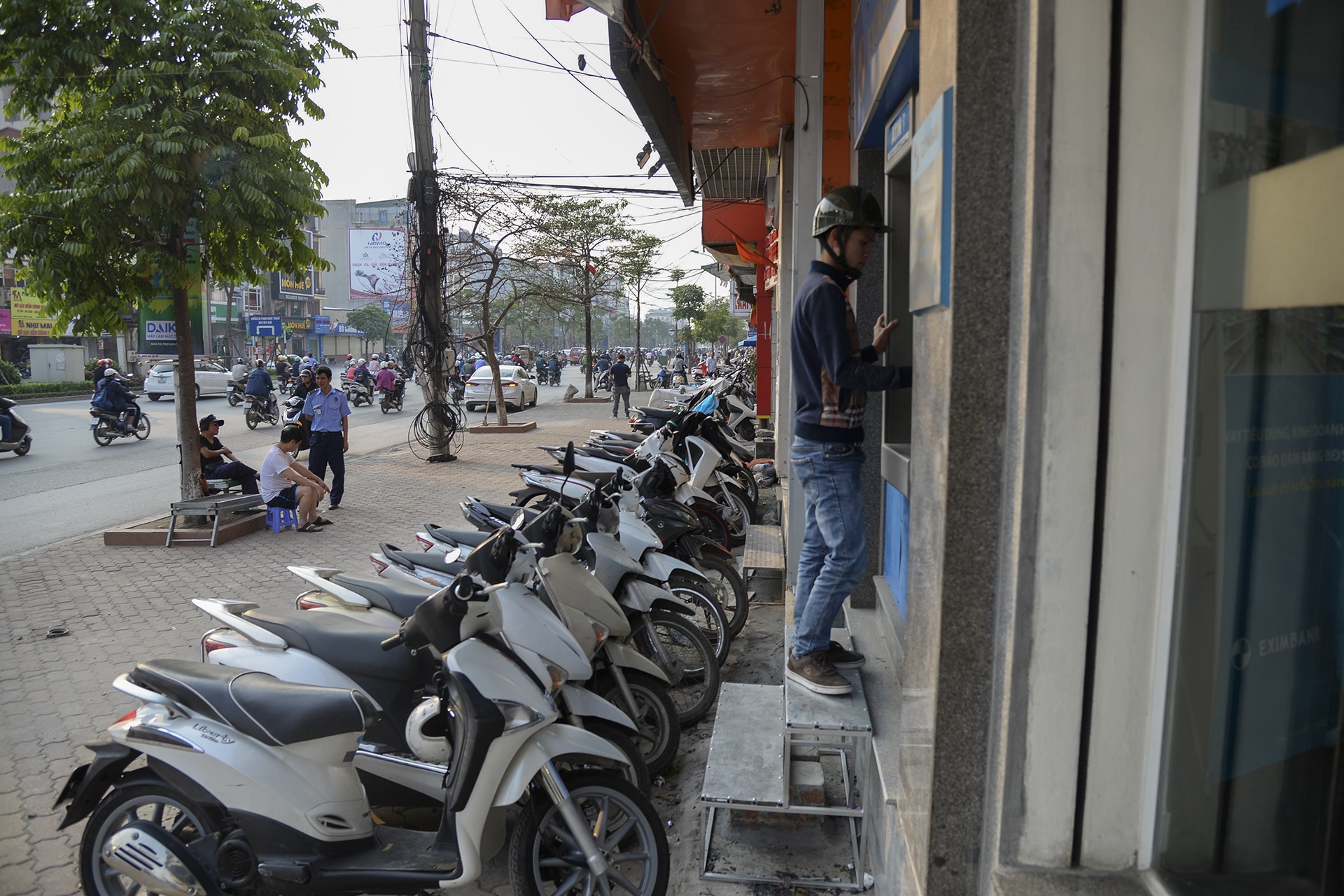 nguoi dan rut tien ATM anh 3