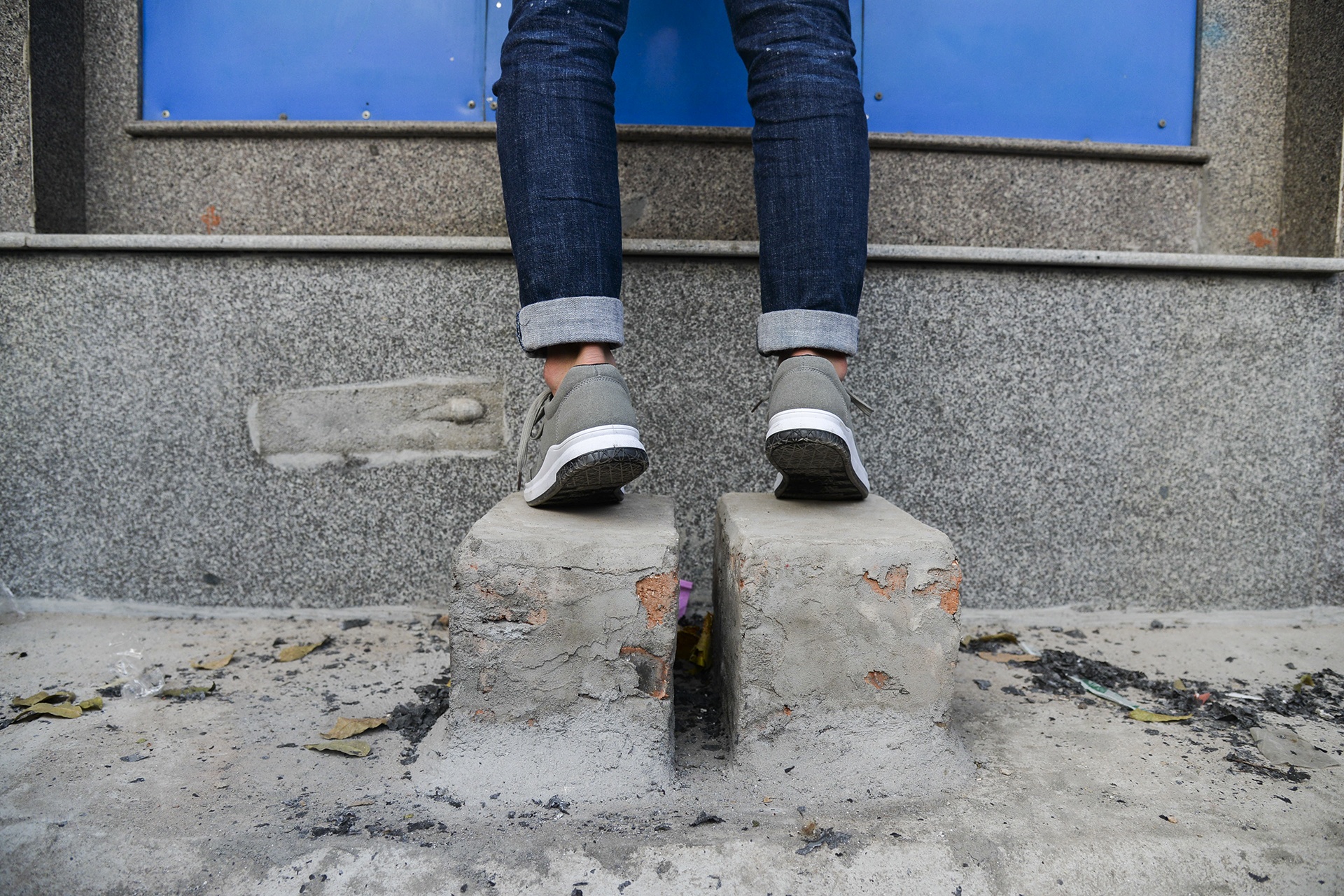 Mat bac tam cap, khach hang kieng chan rut tien ATM hinh anh