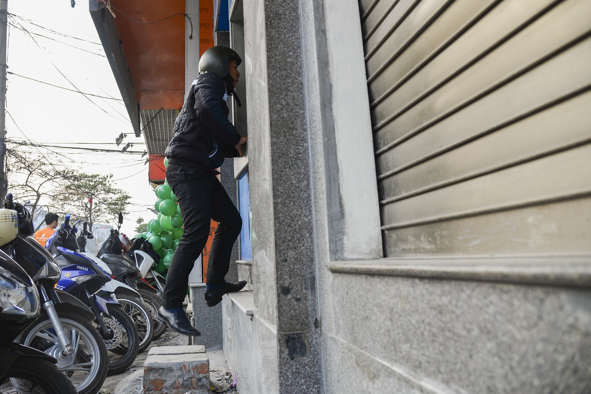 nguoi dan rut tien ATM anh 6