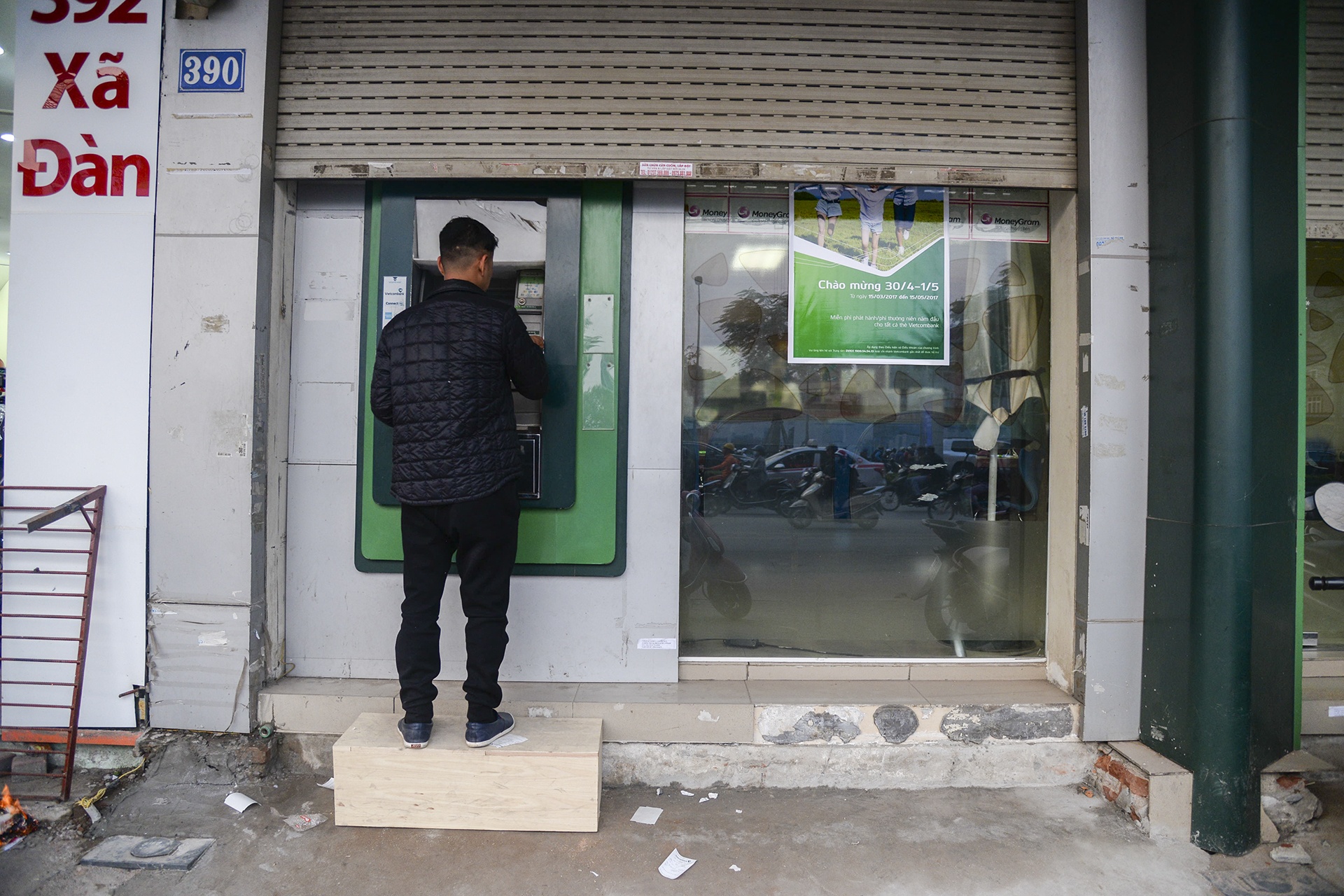 nguoi dan rut tien ATM anh 8