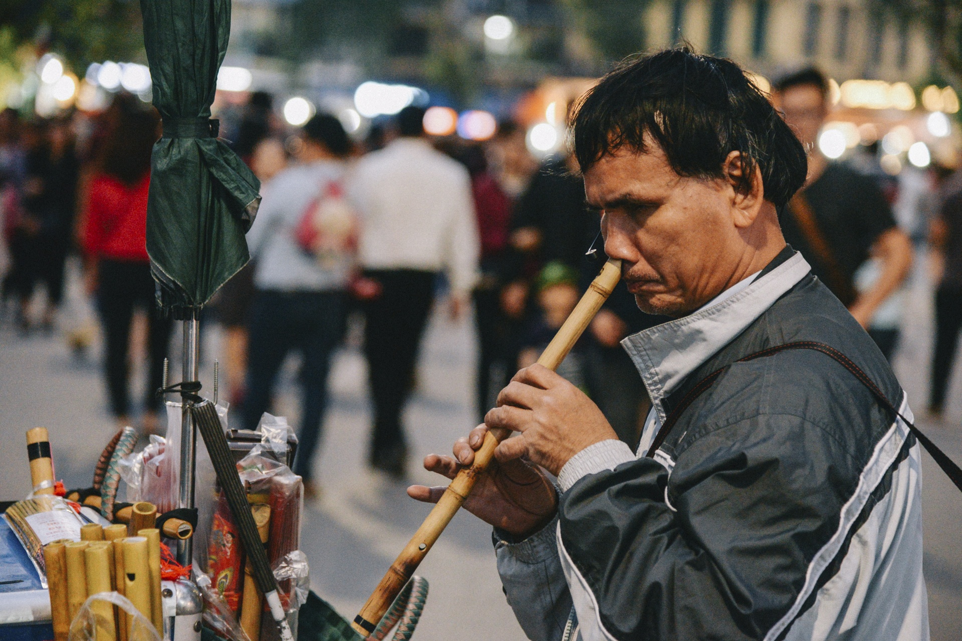 muu sinh tren pho di bo anh 1
