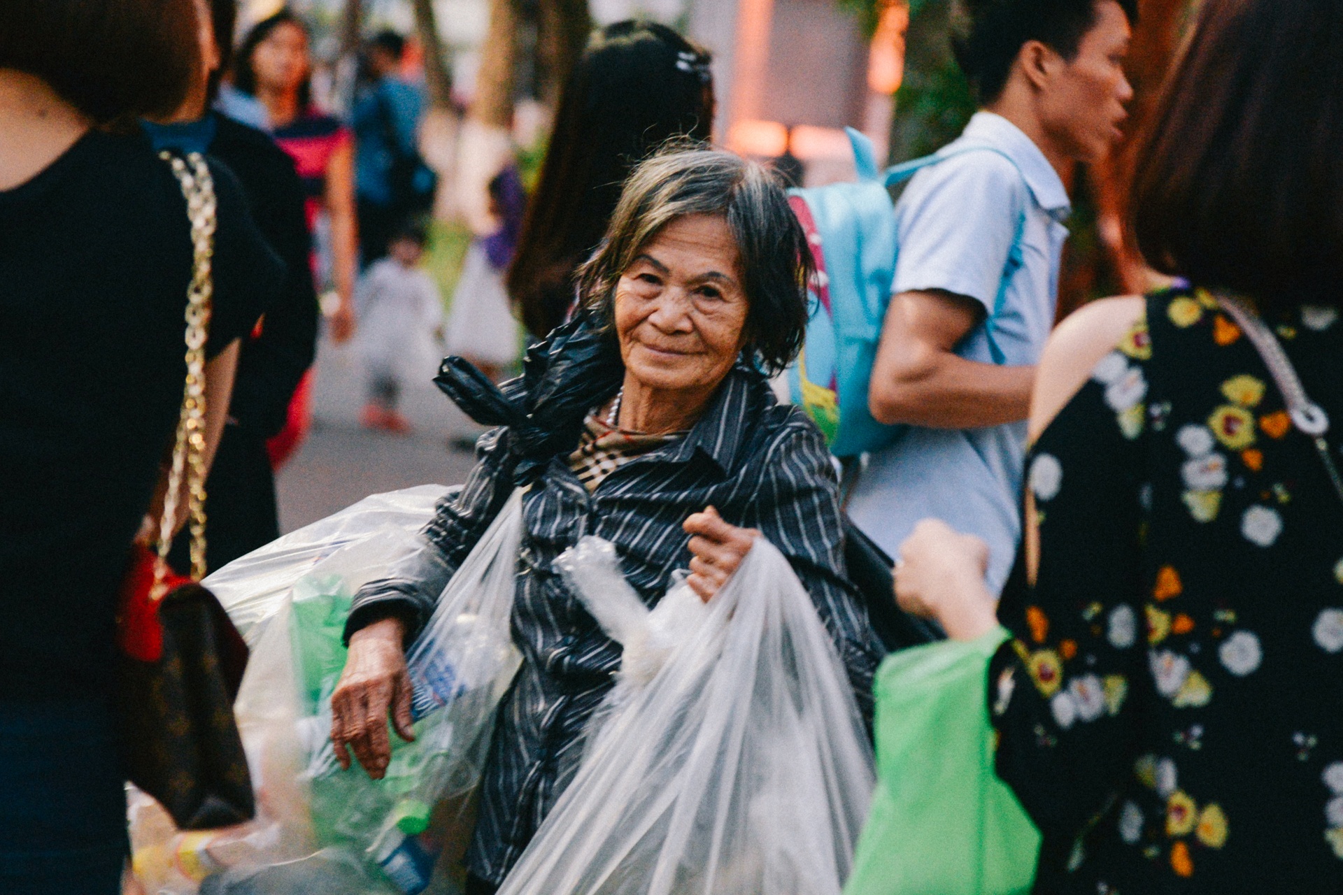 muu sinh tren pho di bo anh 12