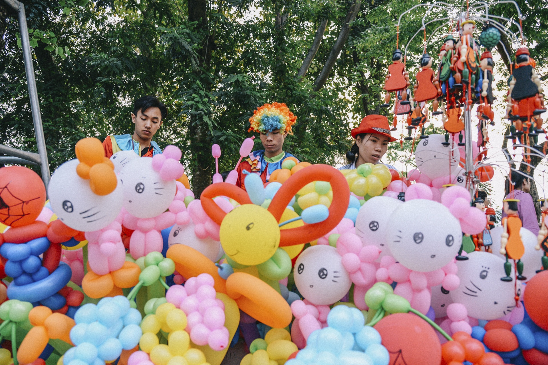 muu sinh tren pho di bo anh 9