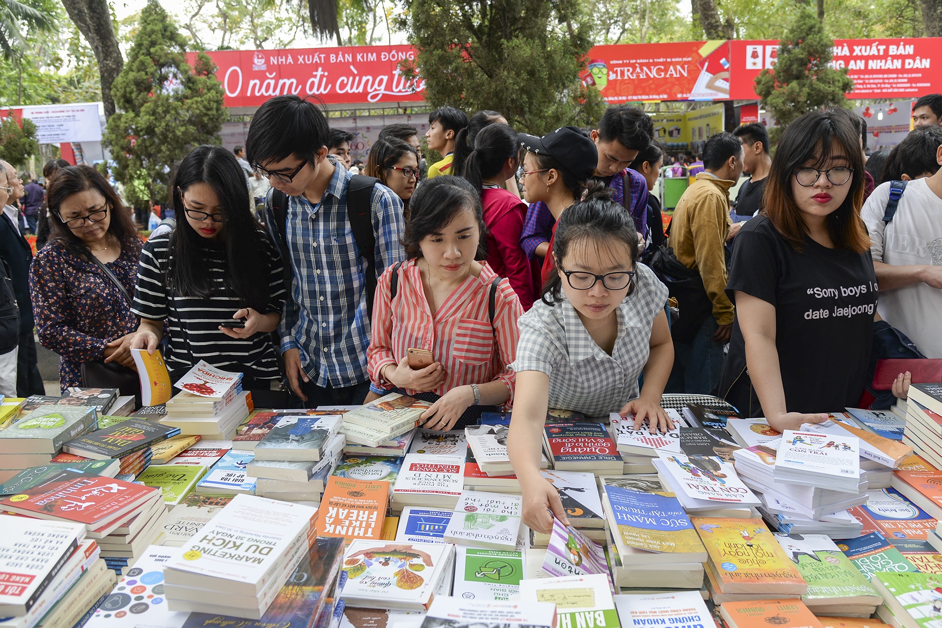 Hang nghin nguoi tham du khai mac Hoi sach 2017 hinh anh