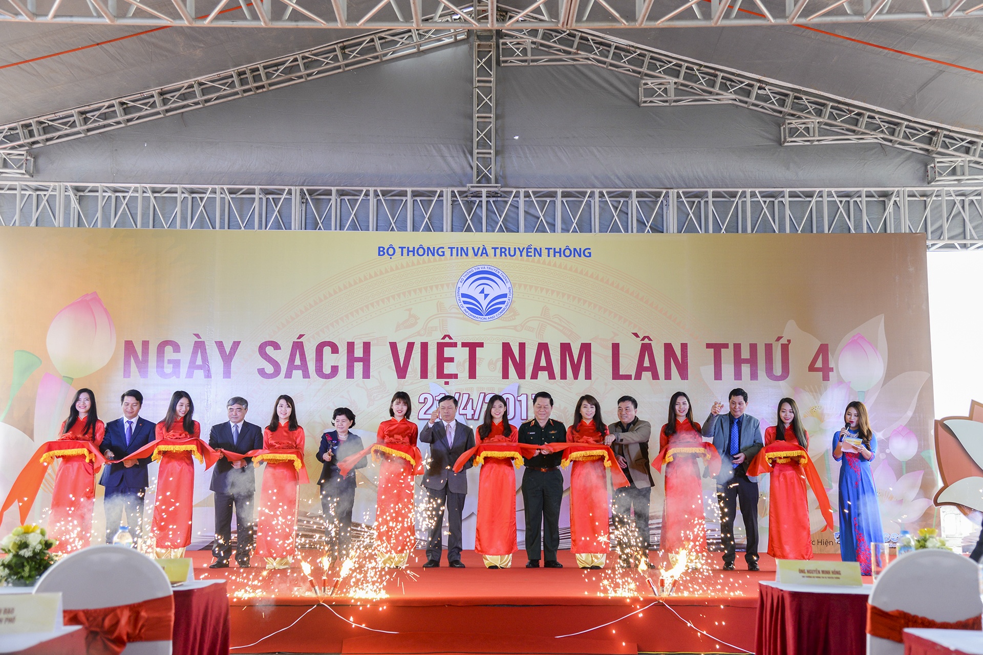 Ngay sach  Viet Nam lan thu 4 anh 3
