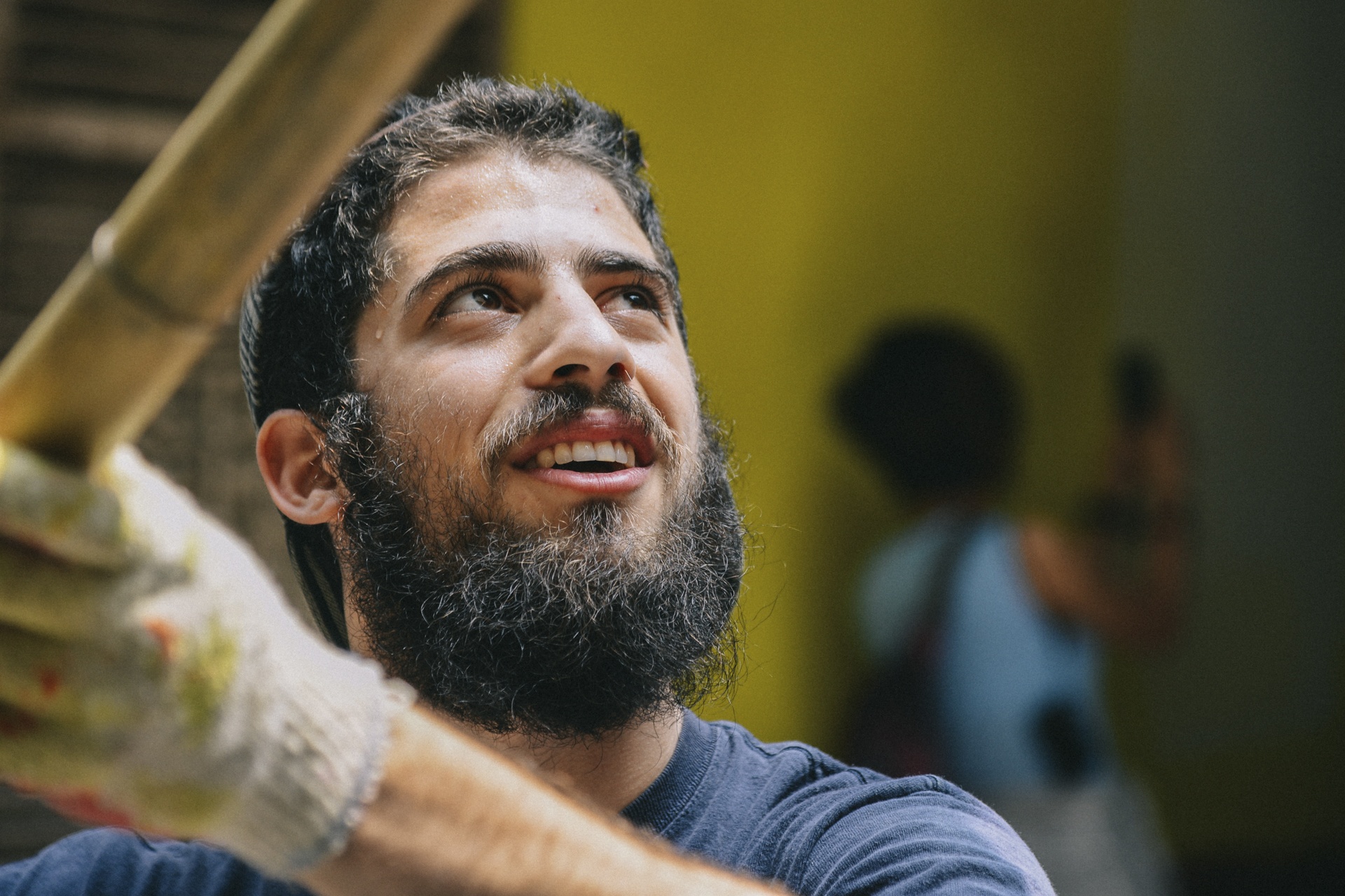 Chang trai rau xom My nhuom mau cho pho co Ha Noi hinh anh