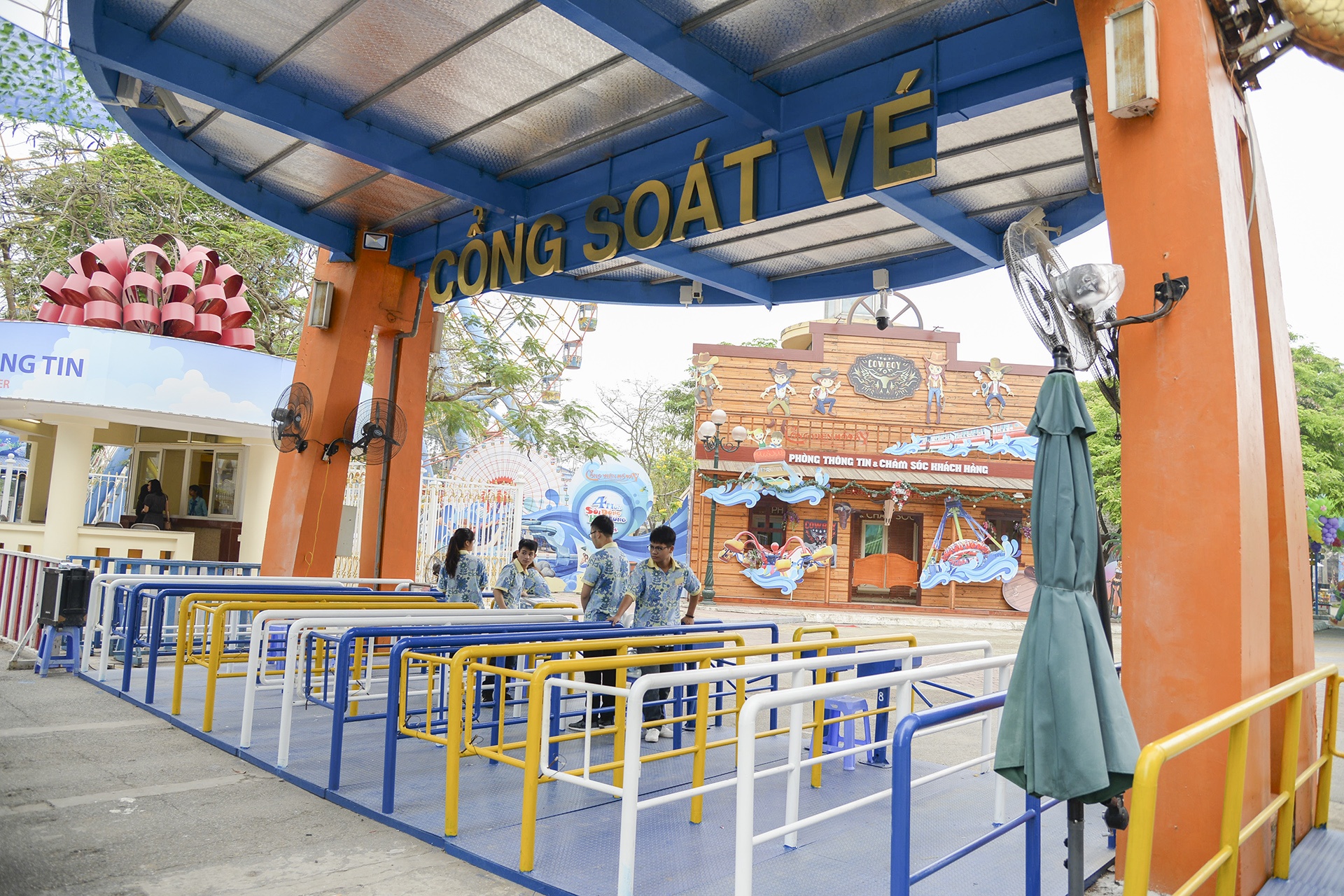 công viên nước hồ tây vắng vẻ ngày mở cửa ảnh 4 cong vien nuoc ho tay vang ve ngay mo cua anh 4