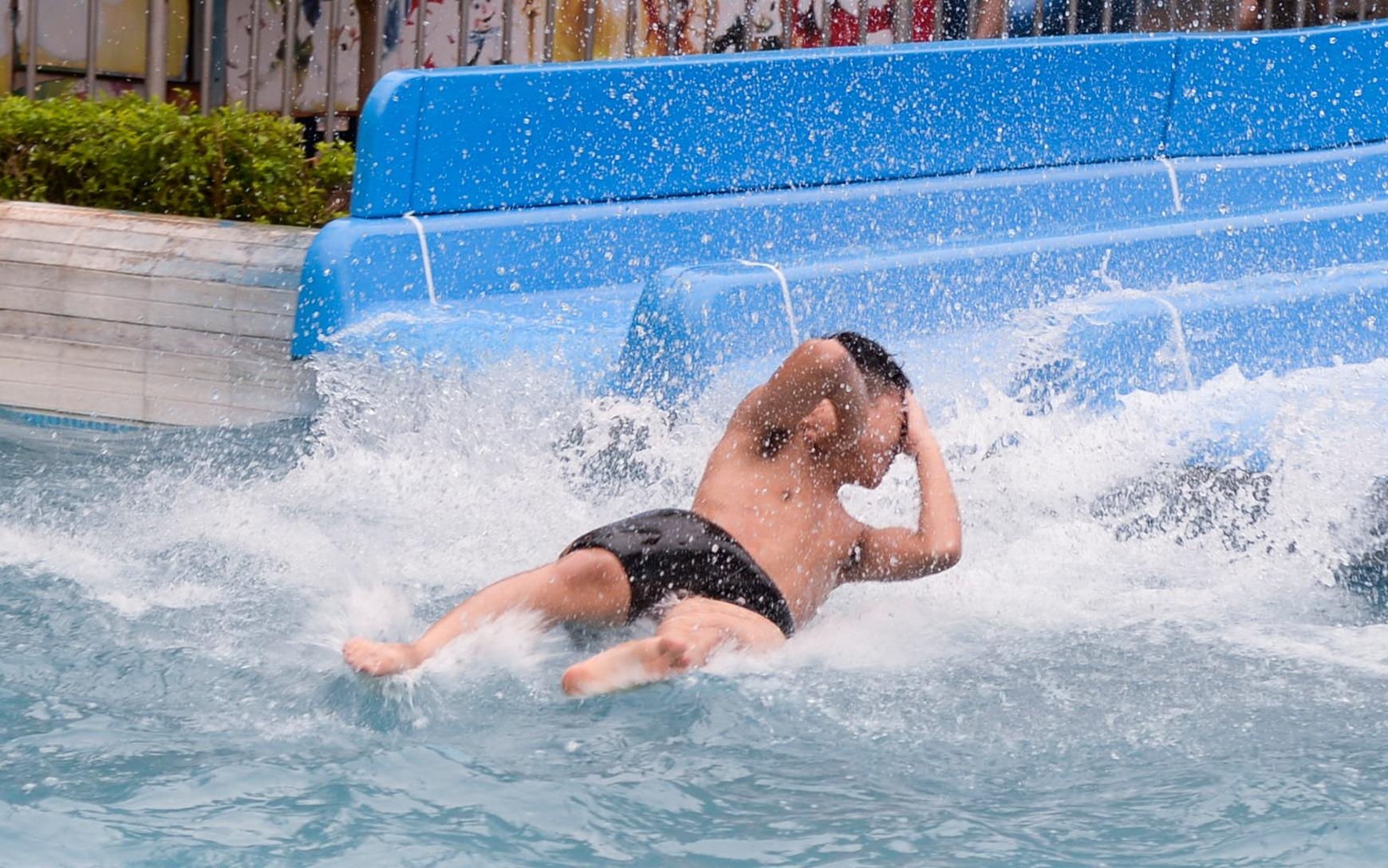 Cong vien nuoc ho Tay vang ve ngay mo cua don mua he hinh anh