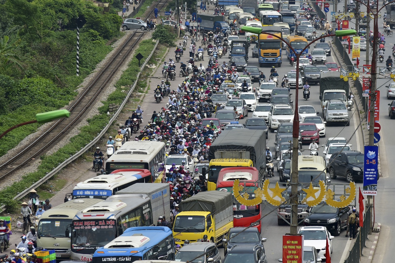 Cua ngo thu do un tac dai trong ngay dau nghi le hinh anh