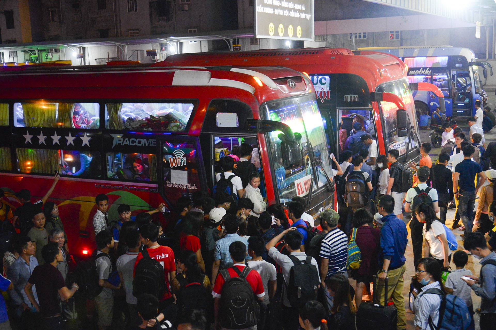 Hang tram hanh khach vat va thuc dem o ben xe anh 11
