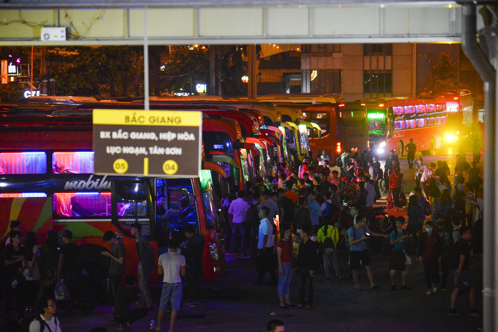 Hang tram hanh khach vat va thuc dem o ben xe anh 2