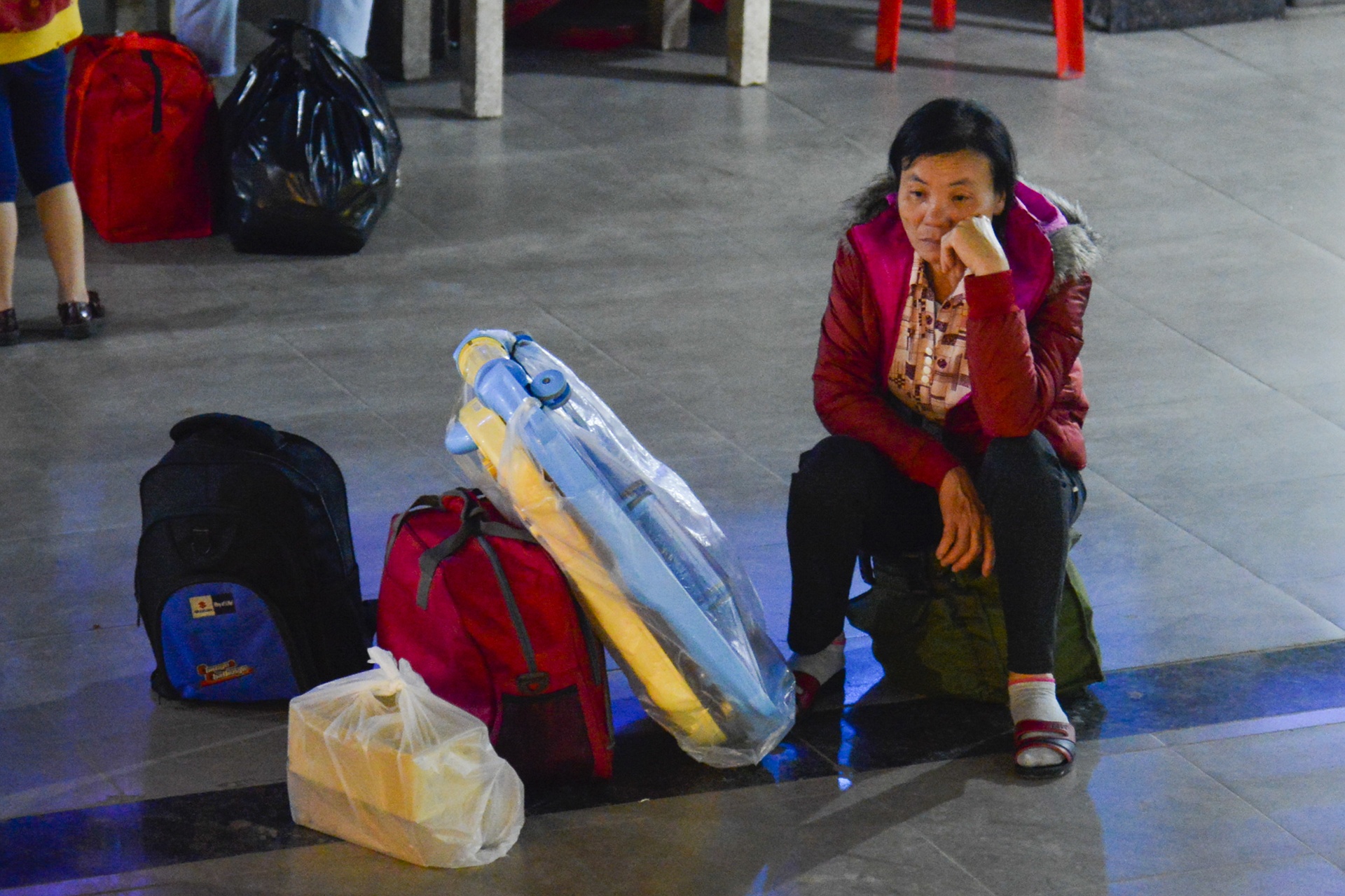 Hang tram hanh khach vat va thuc dem o ben xe anh 3