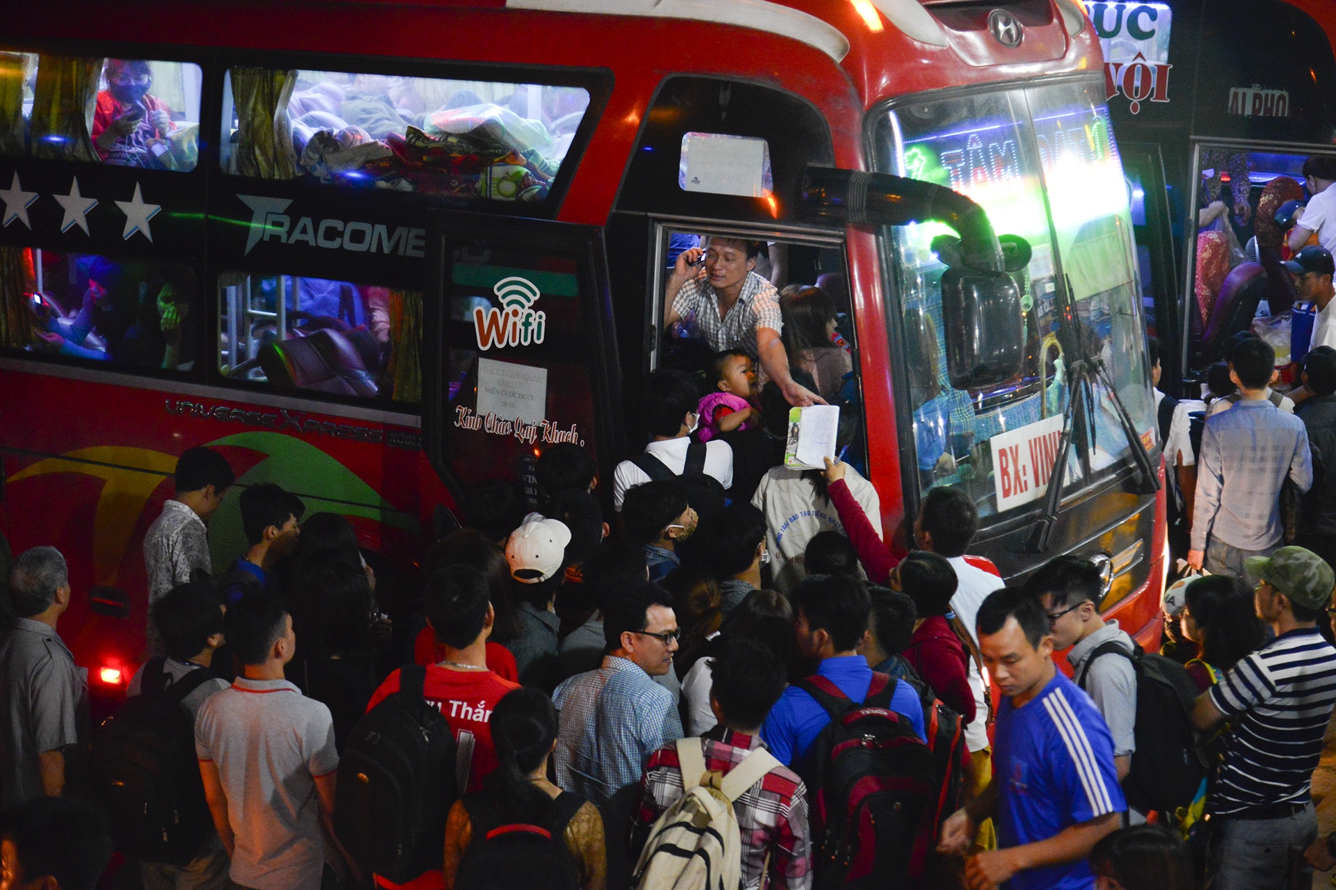 Hang tram hanh khach vat va thuc dem o ben xe anh 4