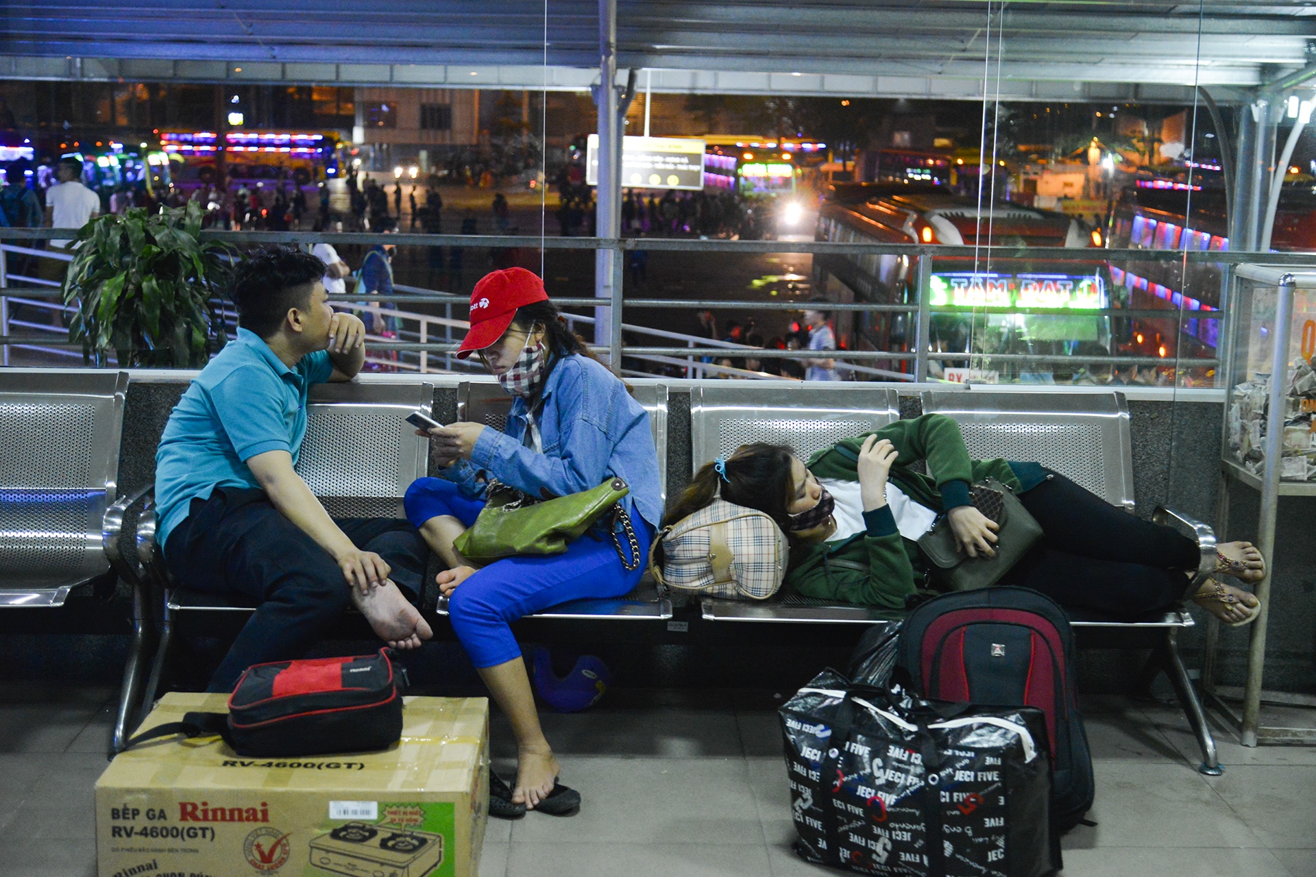 Hang tram hanh khach vat va thuc dem o ben xe anh 9