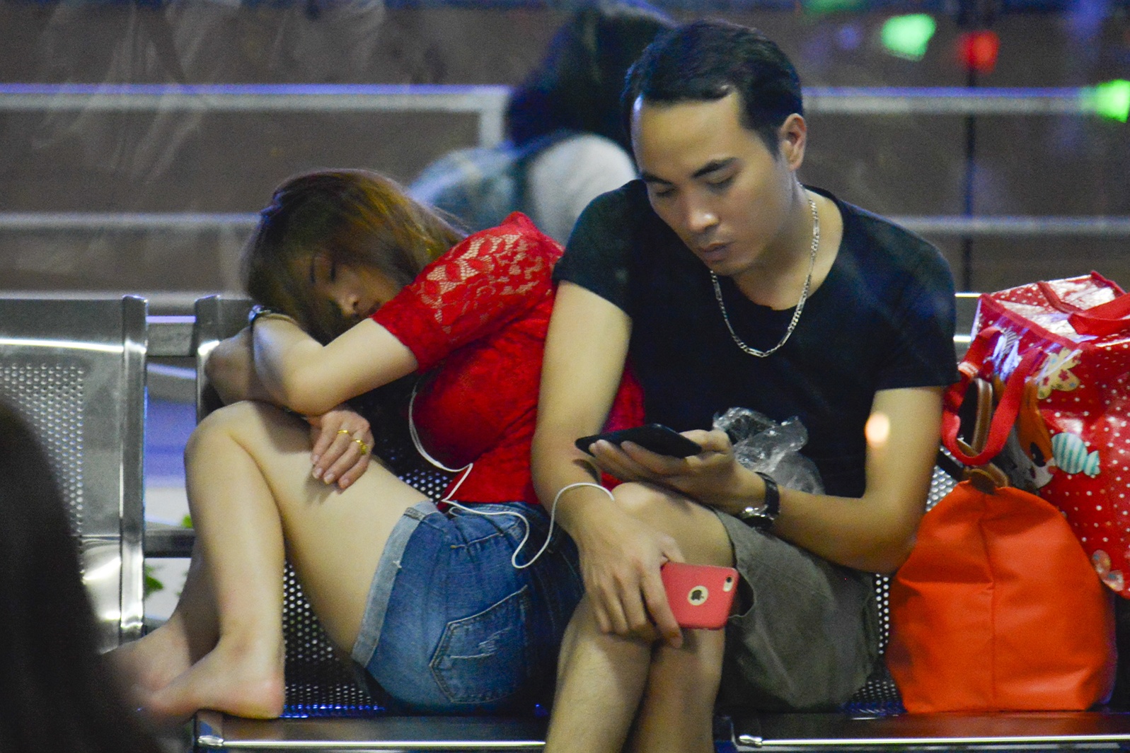 Cho xe khach tu trua toi nua dem o ben Nuoc Ngam hinh anh