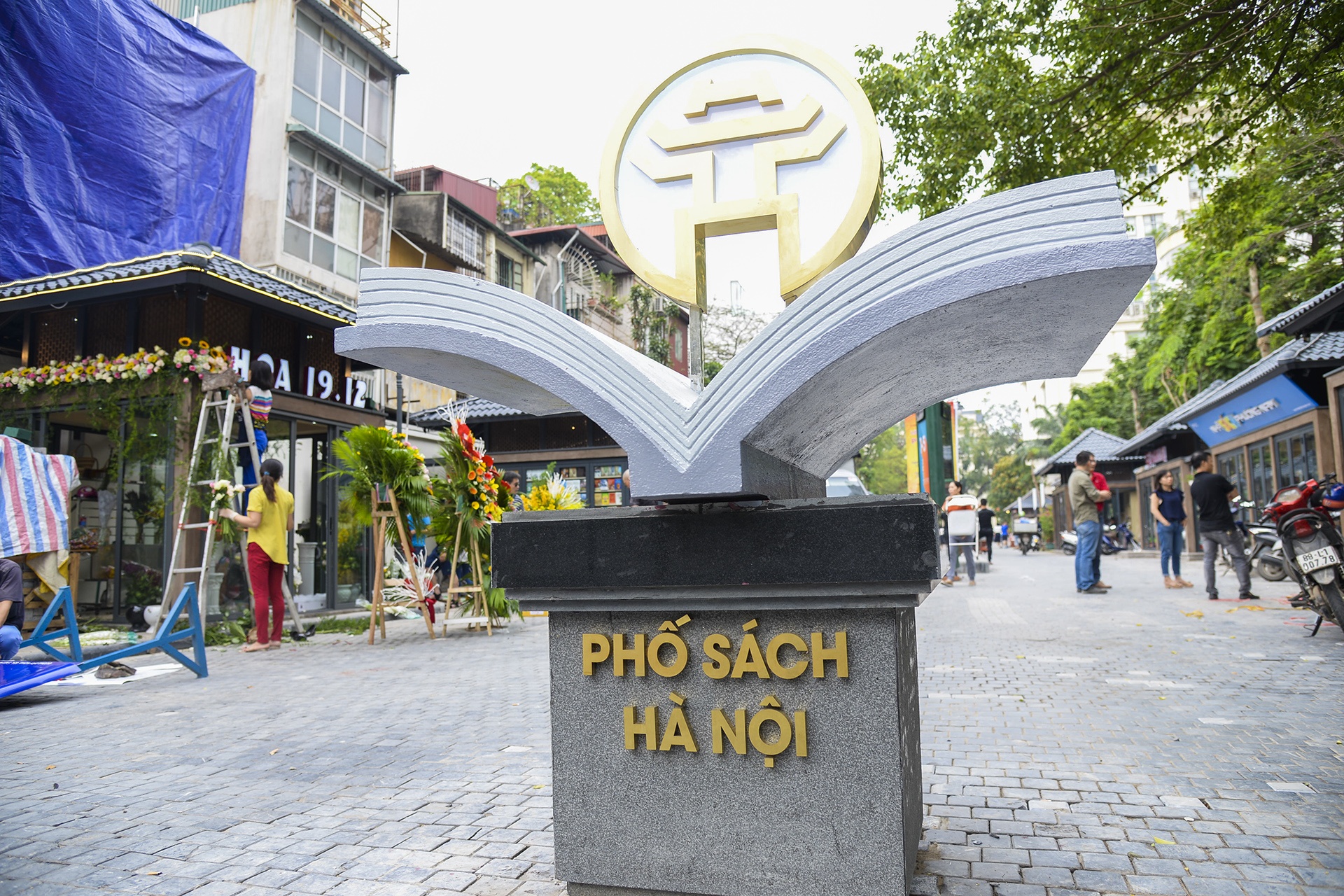 Pho sach Ha Noi nhon nhip chuan bi khai truong hinh anh