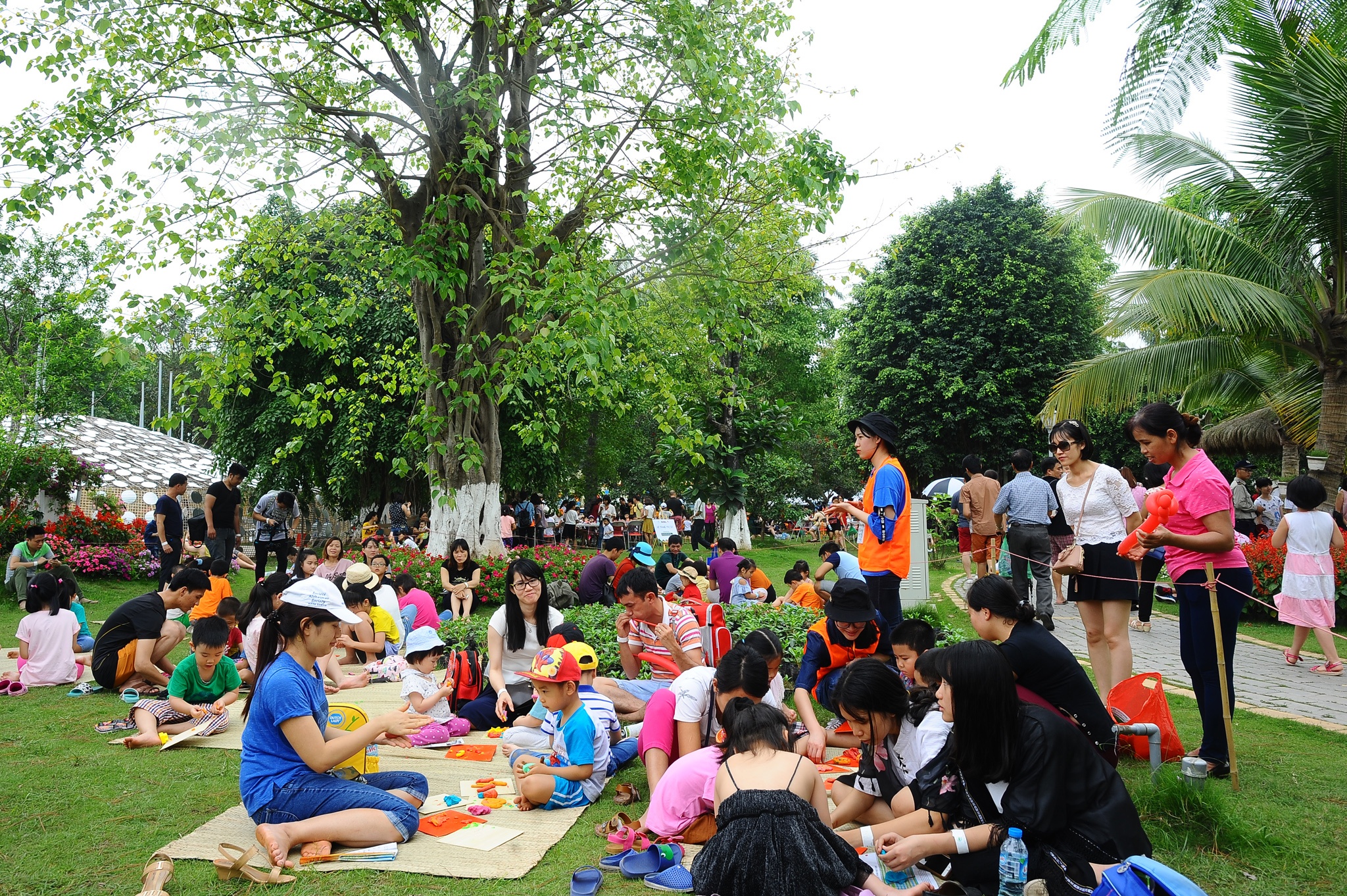 Chen nhau o cong vien, hang an ngay 30/4 hinh anh