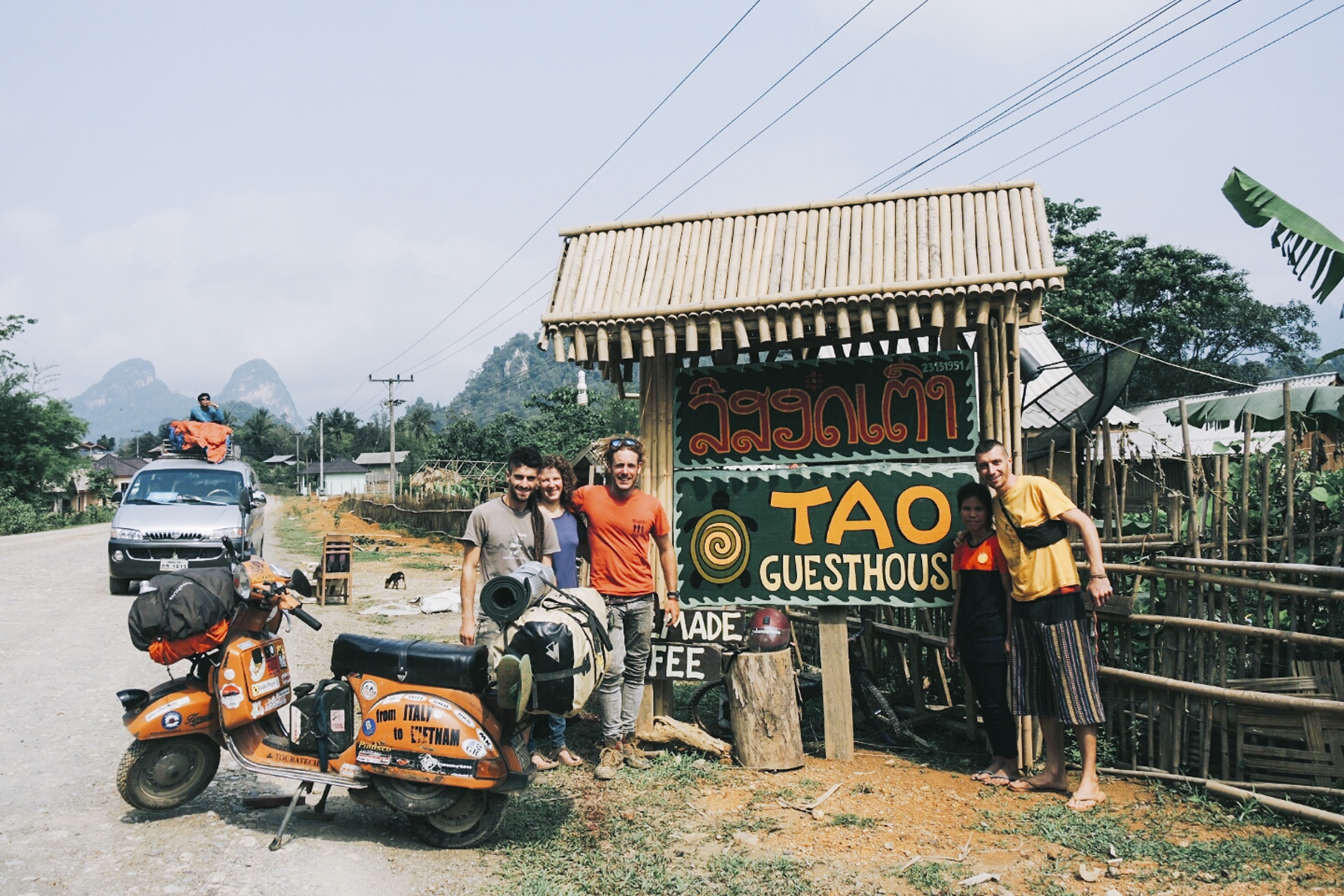 Chang trai di vespa tu Italy den Viet Nam anh 10