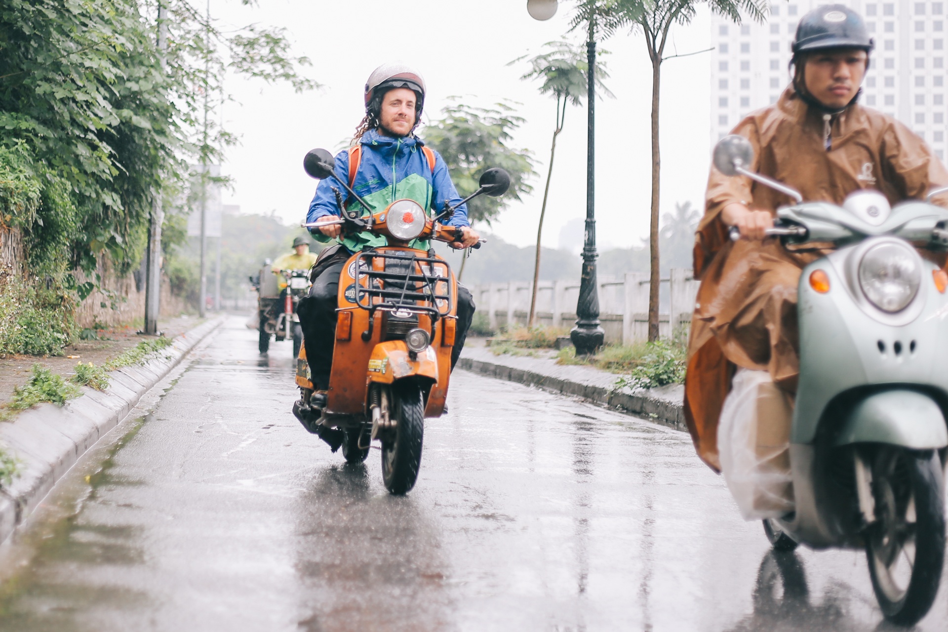 Chang trai di vespa tu Italy den Viet Nam anh 11