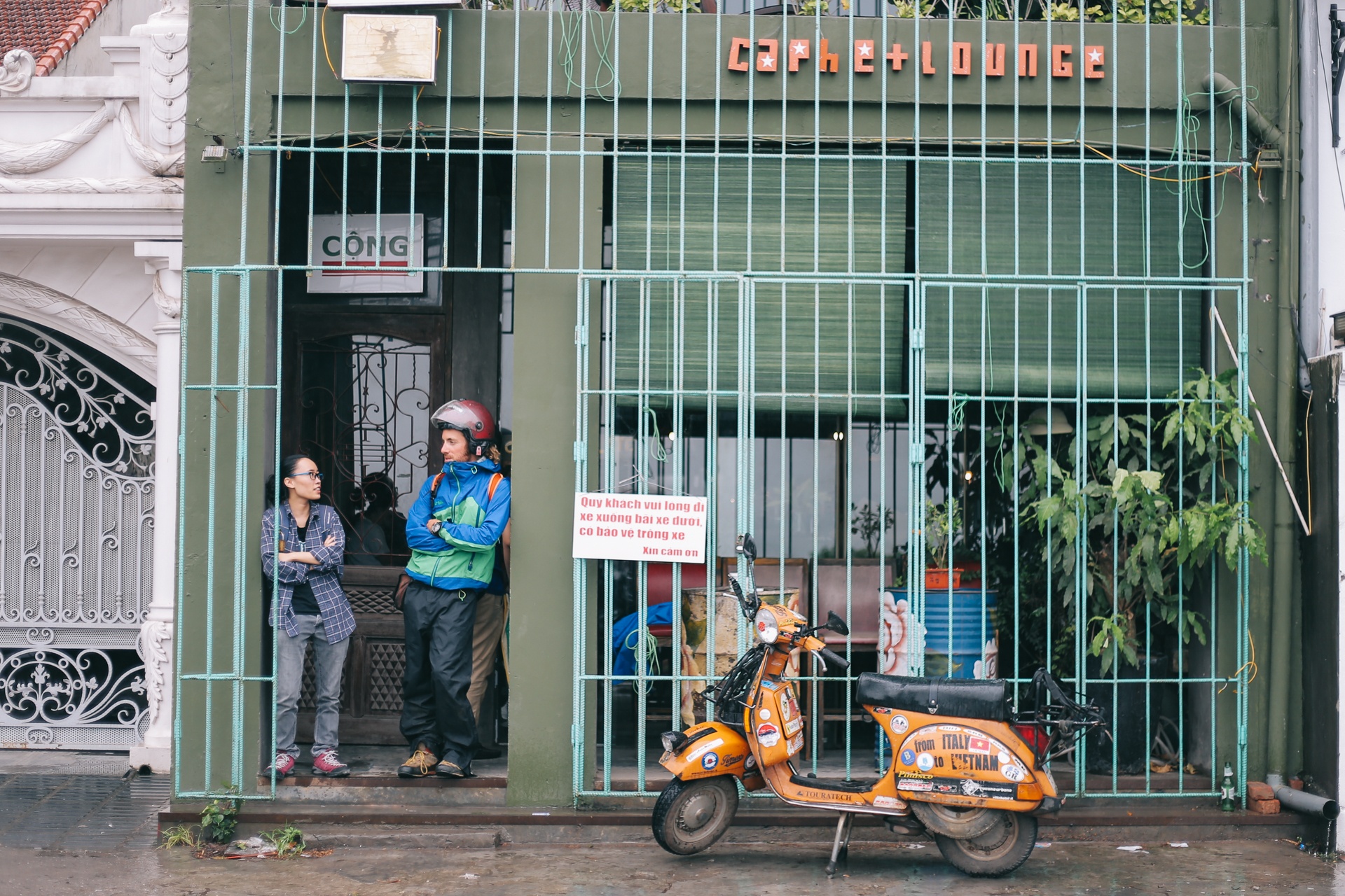 Chang trai di vespa tu Italy den Viet Nam anh 12