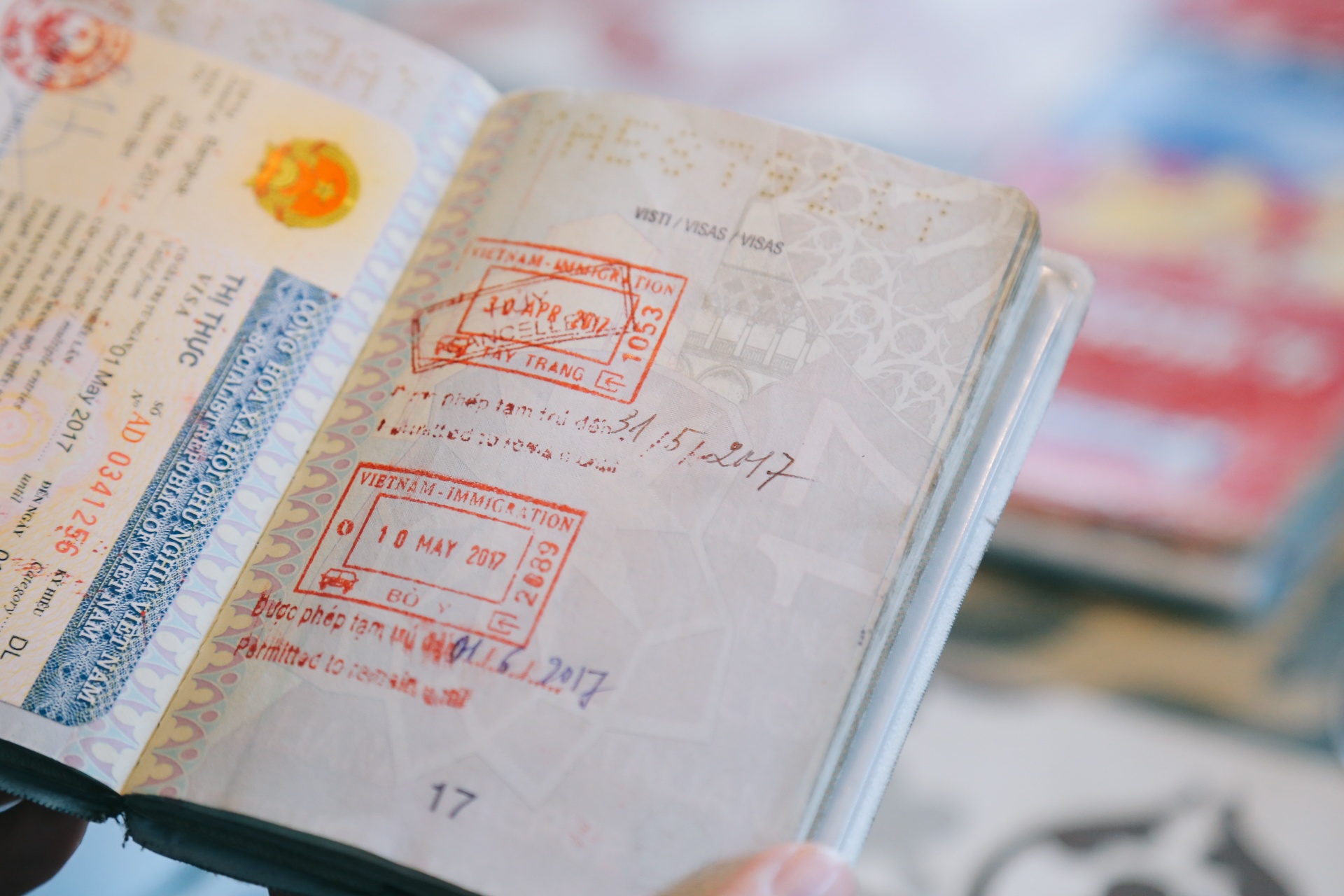 Chang trai di vespa tu Italy den Viet Nam anh 14