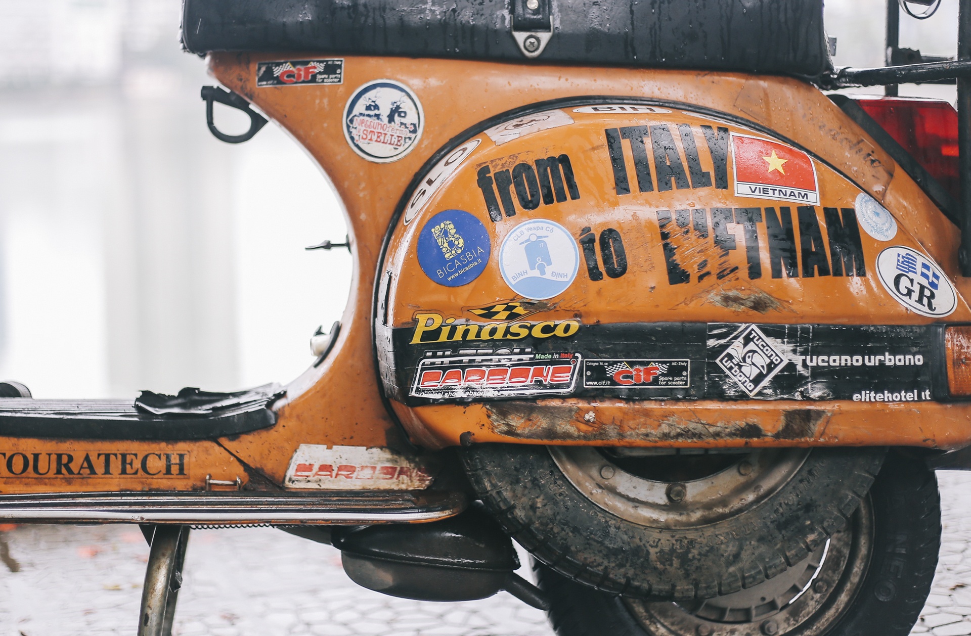 Chang trai di vespa tu Italy den Viet Nam anh 15