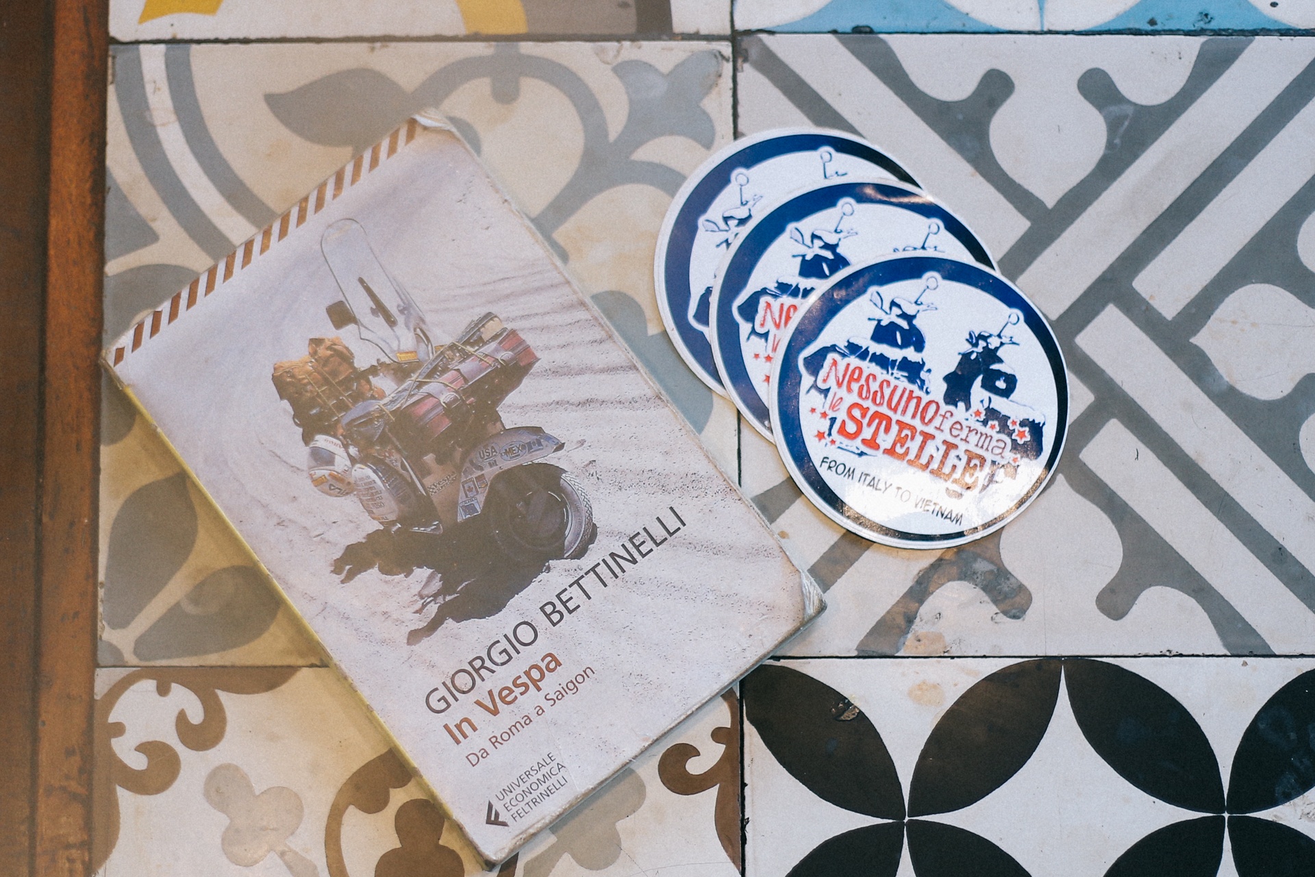 Chang trai di vespa tu Italy den Viet Nam anh 1