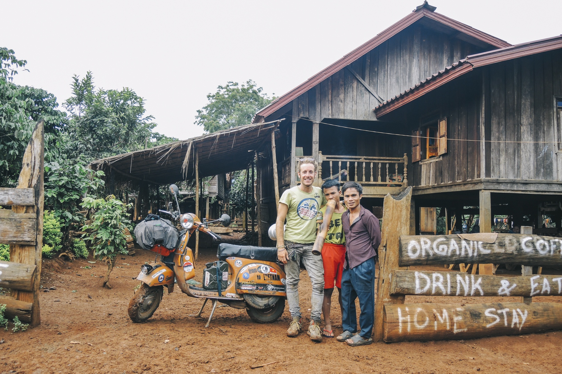 Chang trai di vespa tu Italy den Viet Nam anh 6