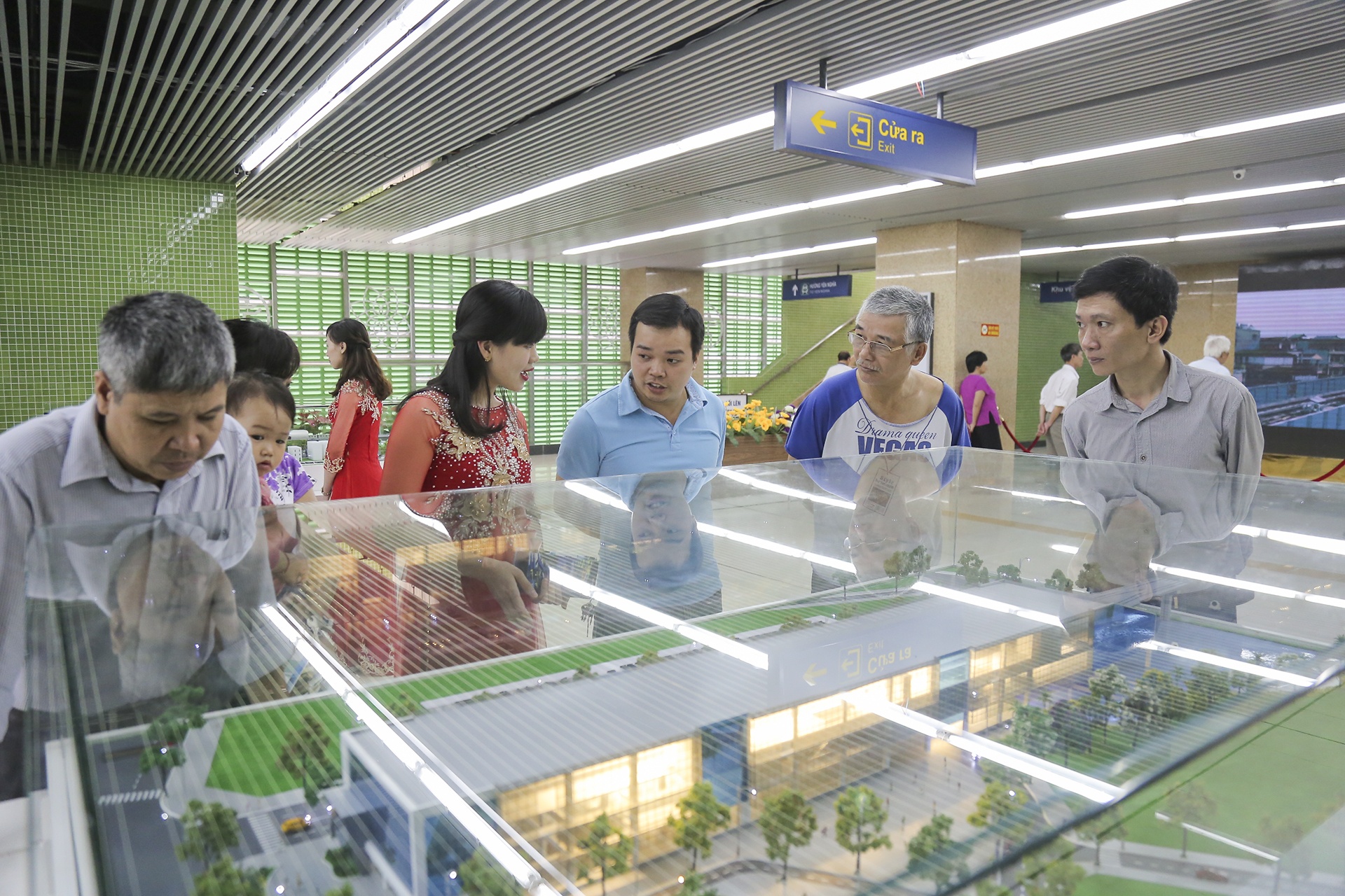 Mo cua tham quan nha ga Cat Linh - Ha Dong anh 15